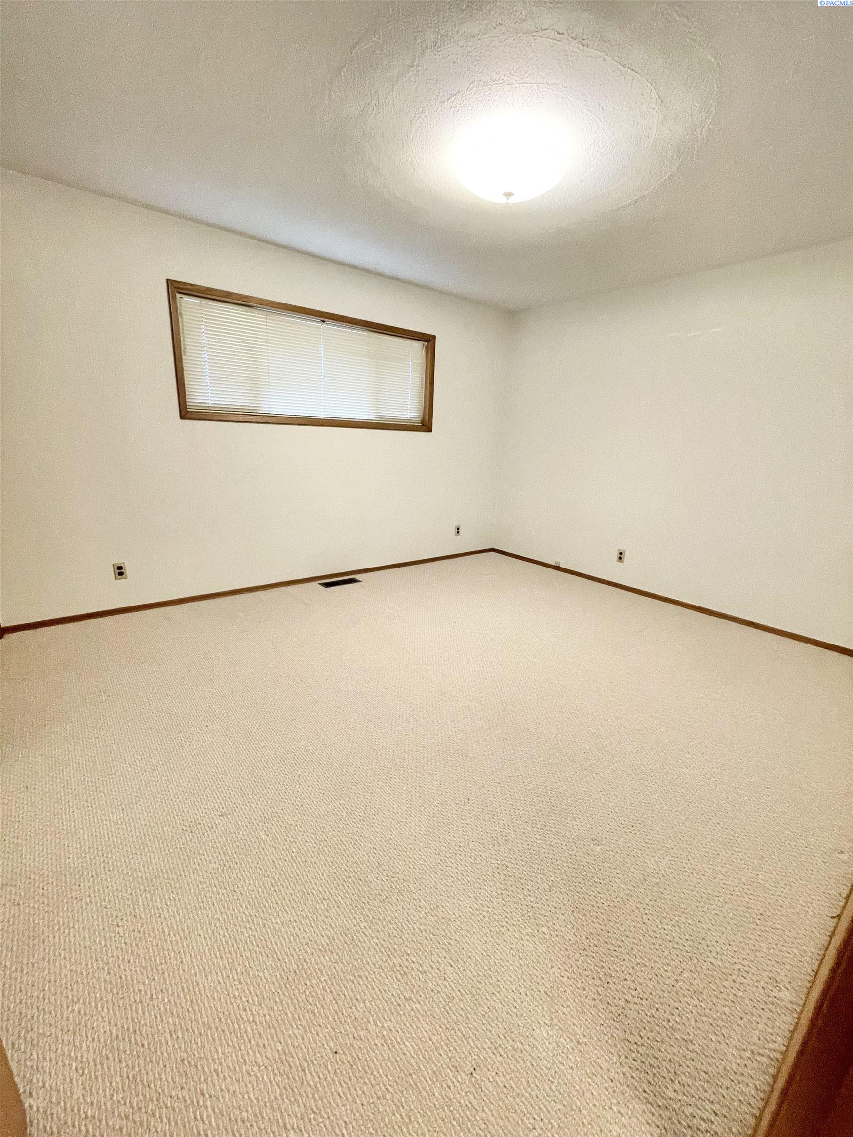 Grandview, Washington, 98930, United States, 5 Bedrooms Bedrooms, ,1 BathroomBathrooms,Residential,For Sale,1828538