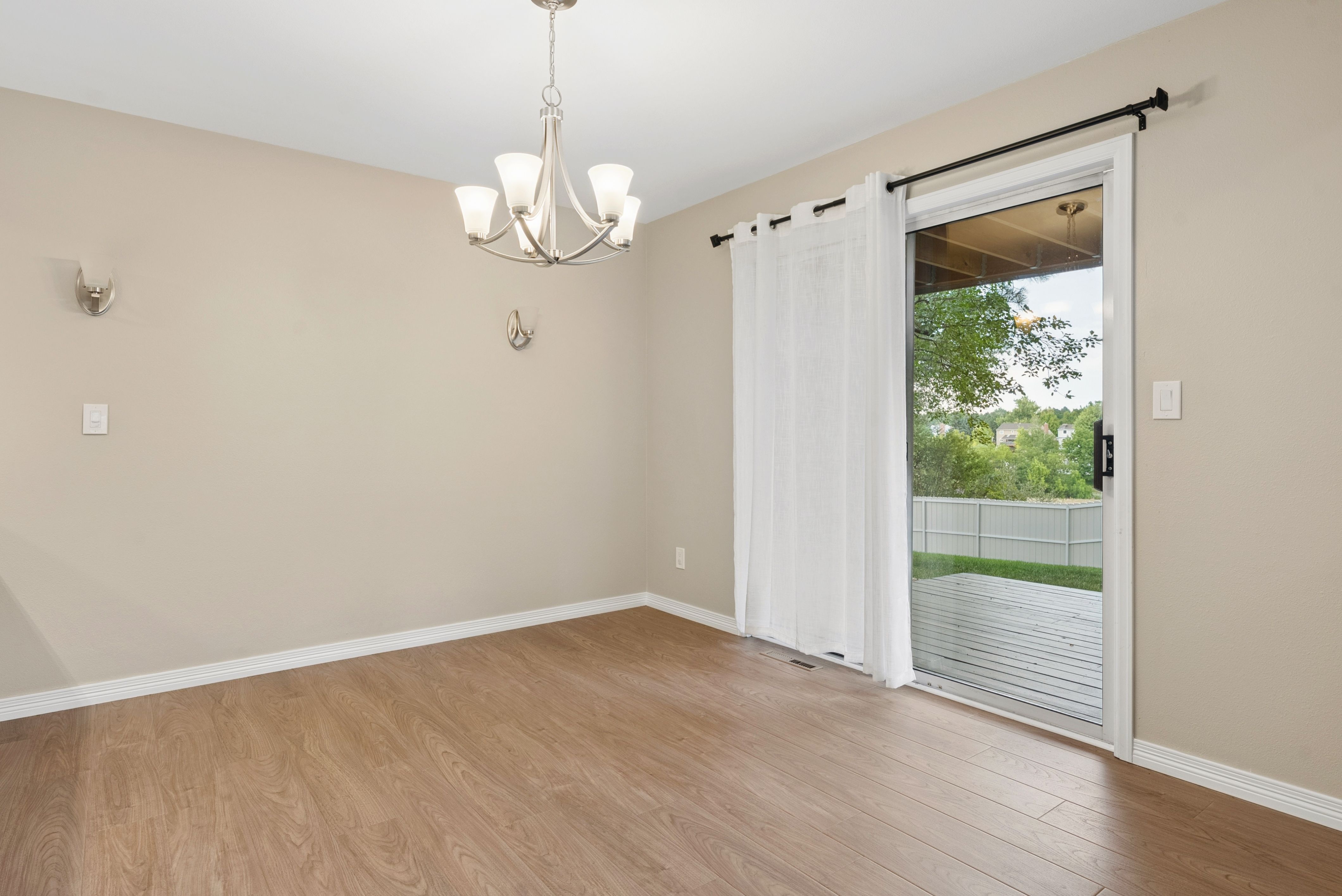  Bright Updated Townhome in Homestead Willows with One-Level Living & Pool Access - 物件實景