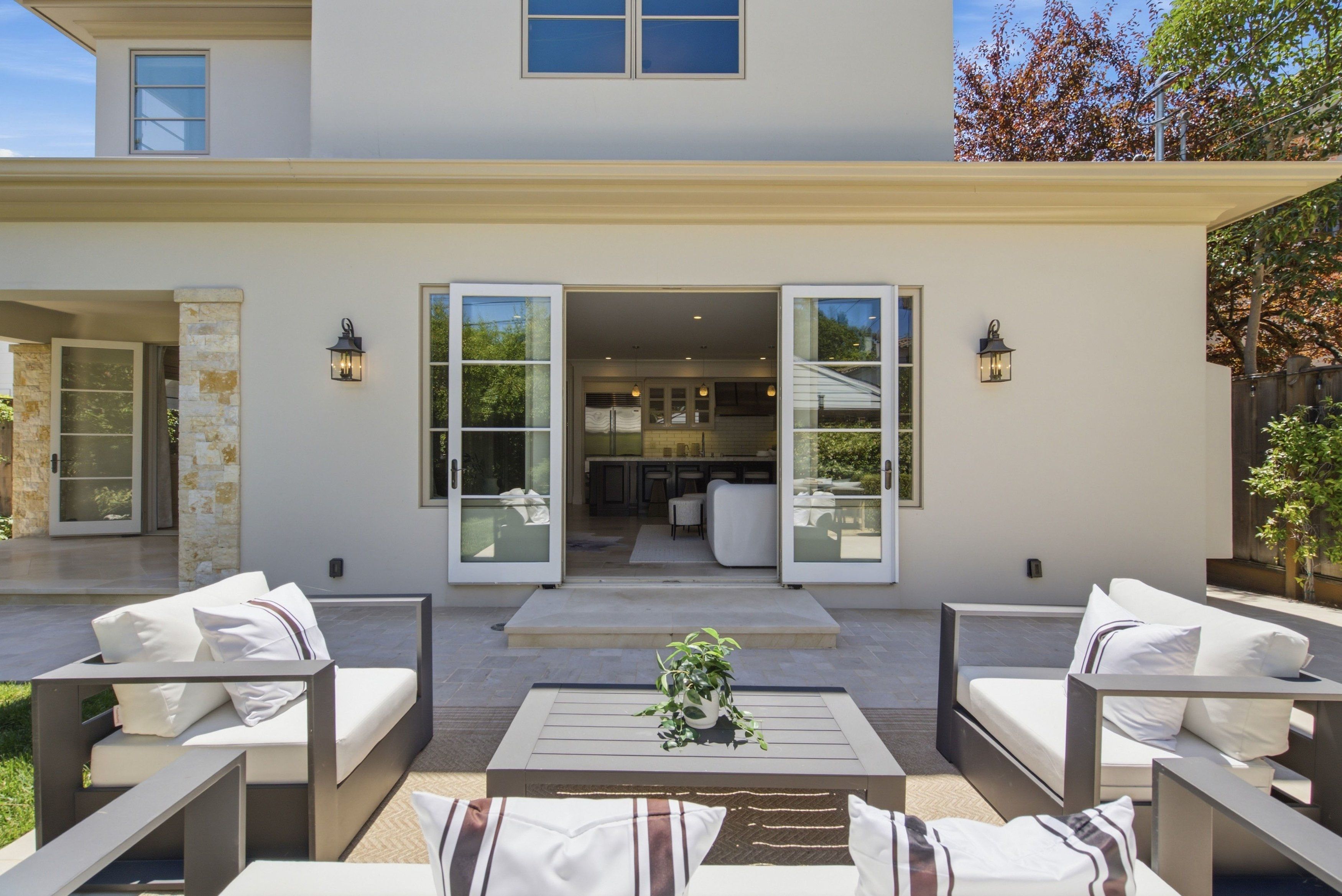  Beautifully Remodeled with Designer Finishes - 物件實景