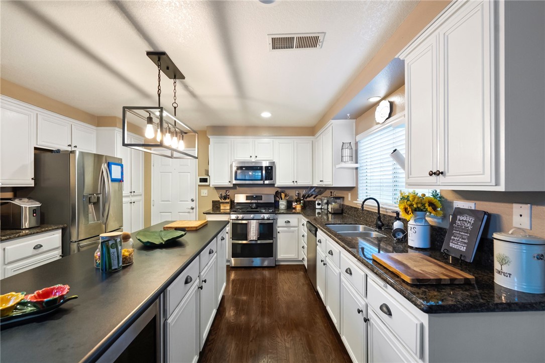 Temecula, California, 92592, United States, 3 Bedrooms Bedrooms, ,3 BathroomsBathrooms,Residential,For Sale,1927855