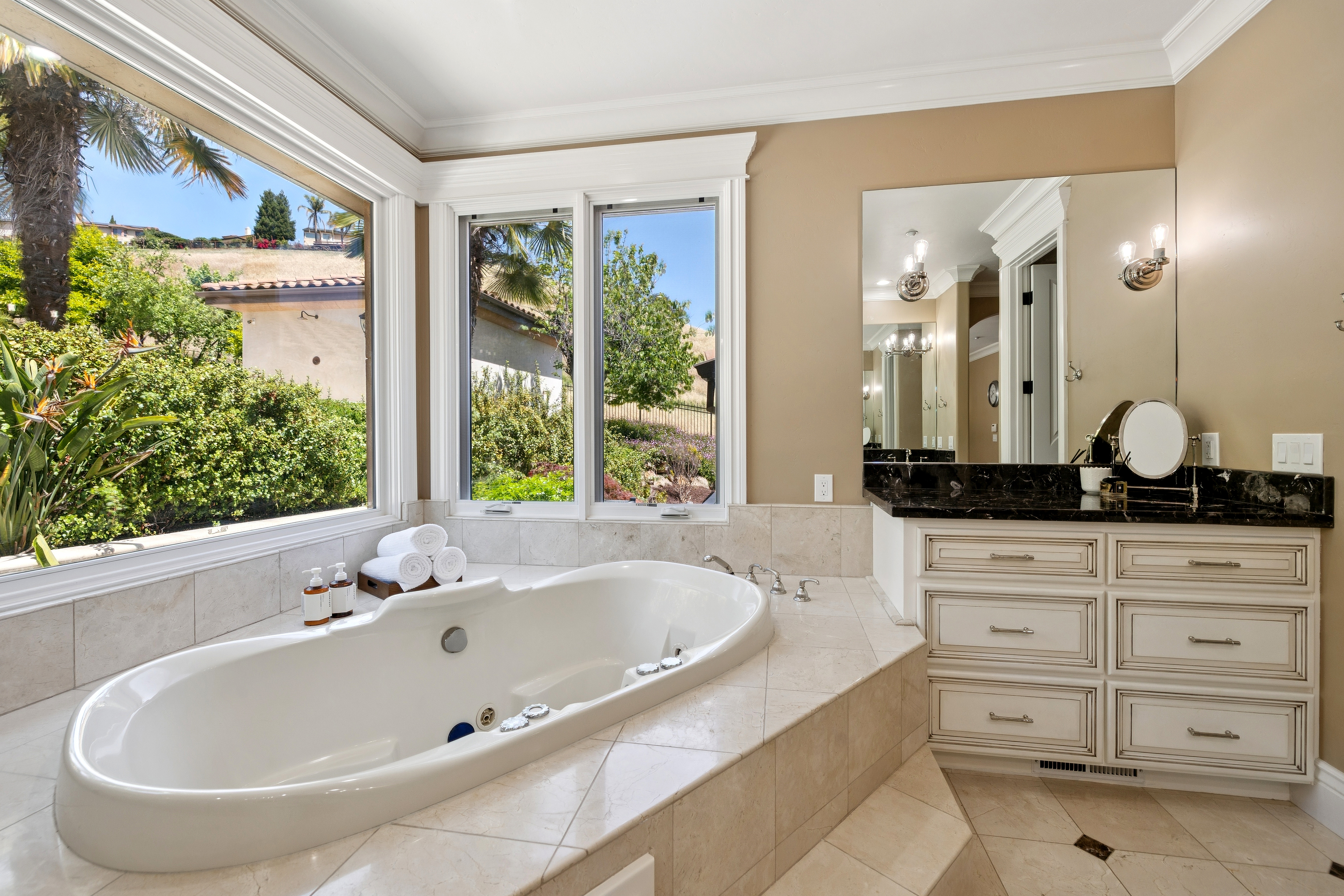 Grand Mediterranean Estate with Private Multi-Generational Wing - 物件實景