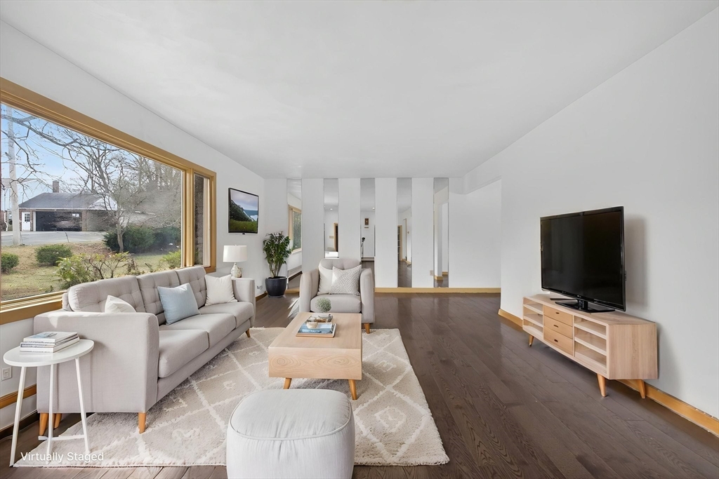 Framingham, Massachusetts, 01702, United States, 5 Bedrooms Bedrooms, ,5 BathroomsBathrooms,Residential,For Sale,2035320