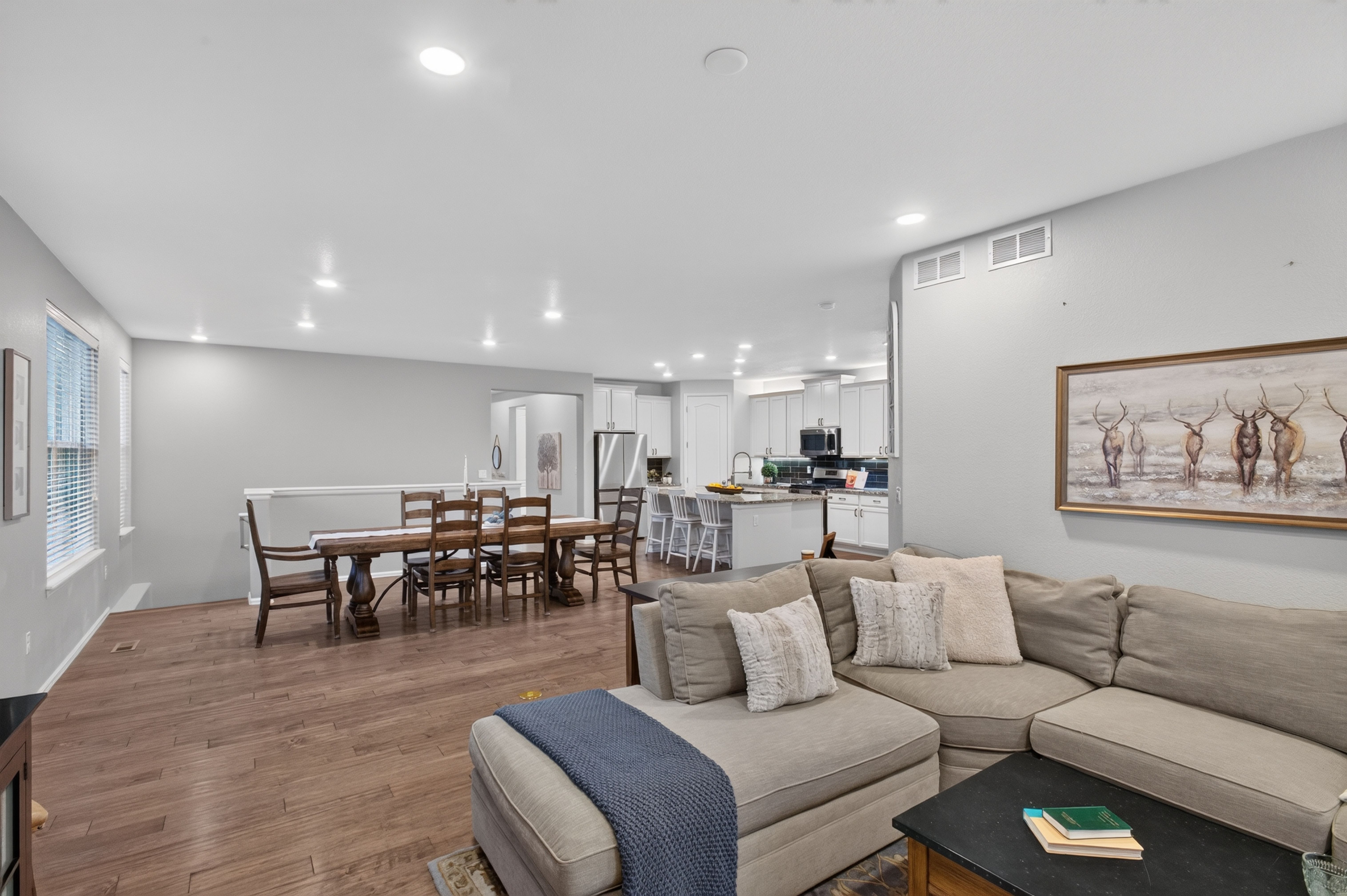  Sought-After Main Level Living - 物件實景