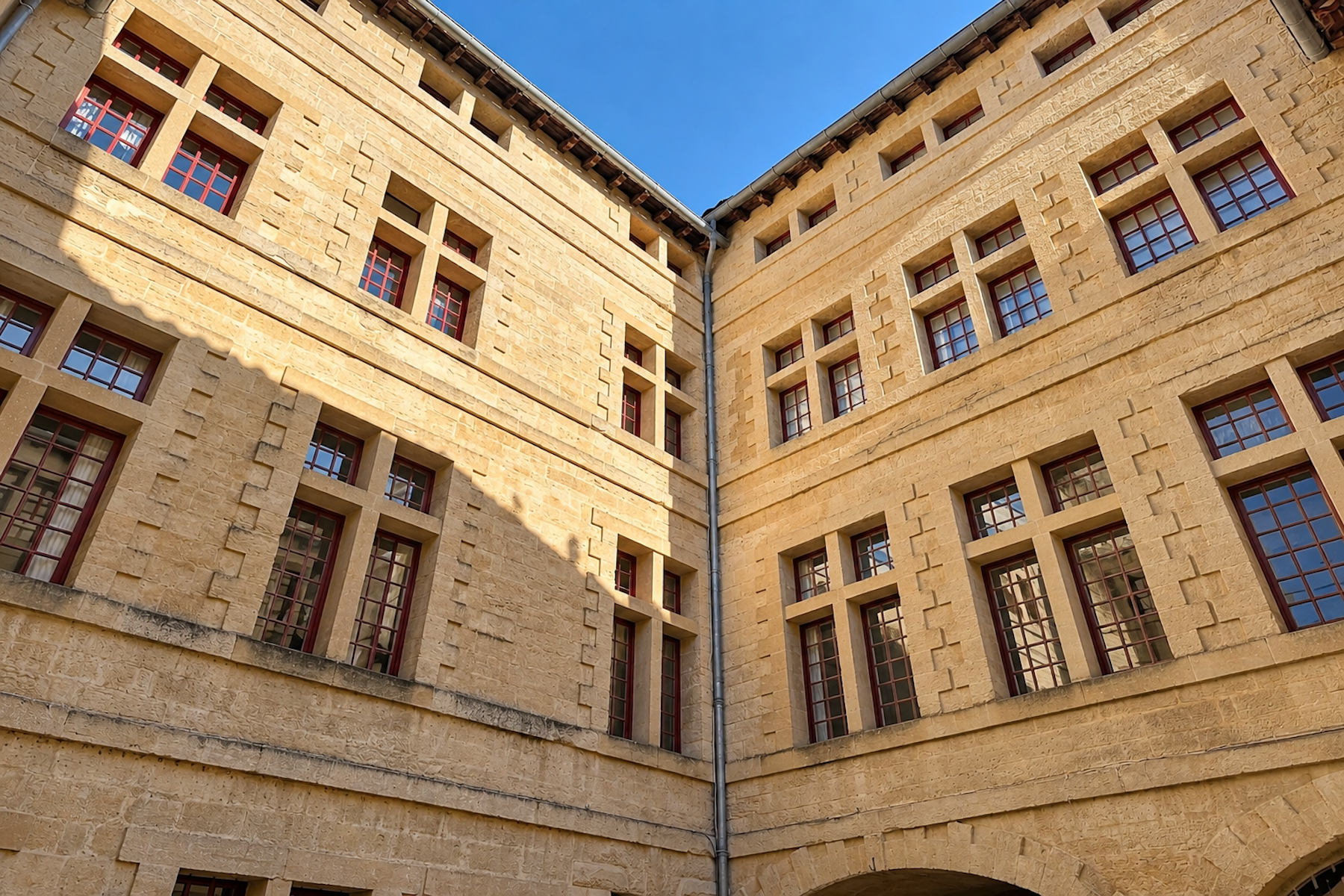  17th Century Private Mansion - 105 m² - Steps from Place aux Herbes - 物件實景