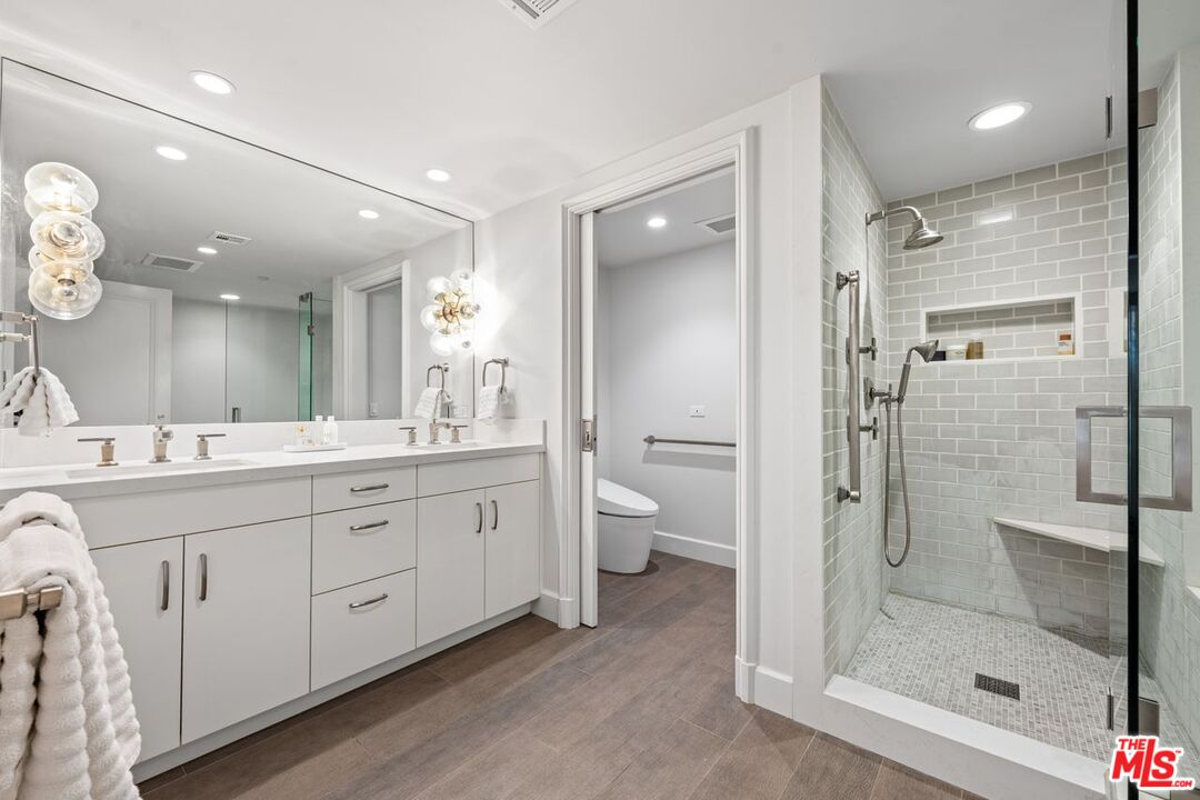 Santa Monica, California, 90402, United States, 2 Bedrooms Bedrooms, ,2 BathroomsBathrooms,Residential,For Sale,1901318