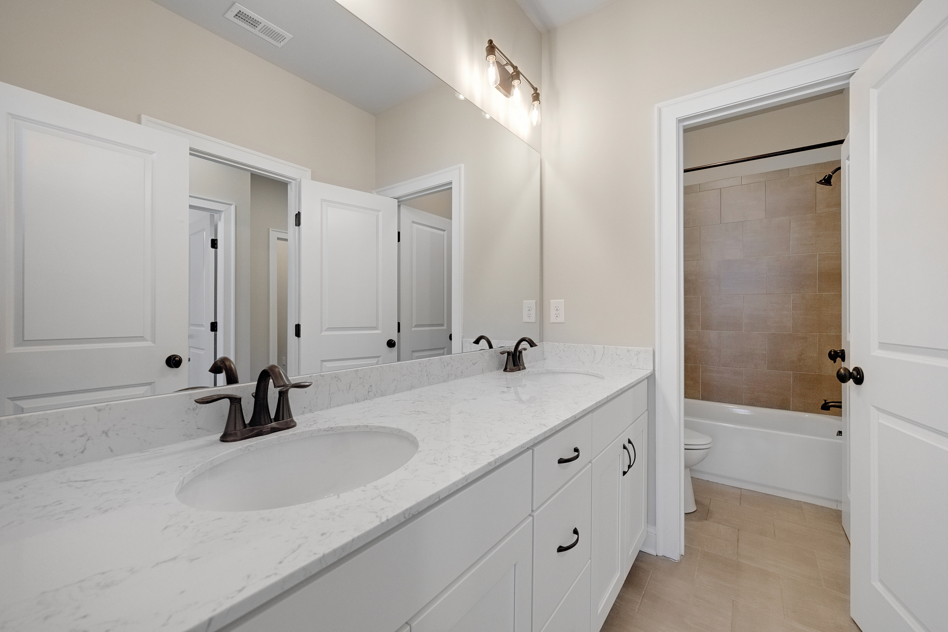  Beautifully Appointed Two-story Townhome in Inviting Gated Roswell Community - 物件實景