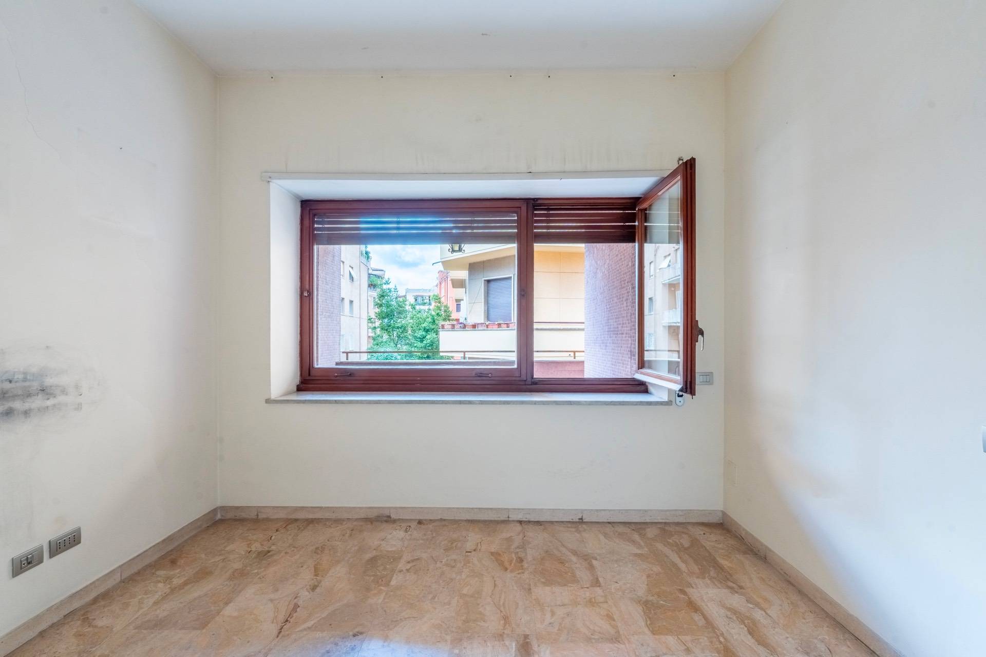 Roma, Roma, 00100, IT, 4 Bedrooms Bedrooms, ,2 BathroomsBathrooms,Residential,For Sale,1836935