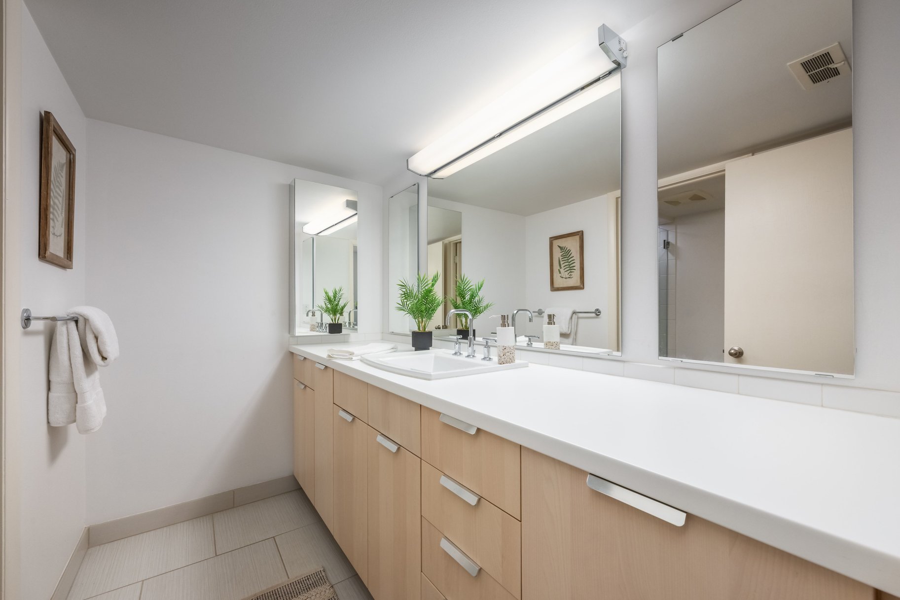  Elegant Contemporary Rambler in Sought After Neighborhood - 物件實景