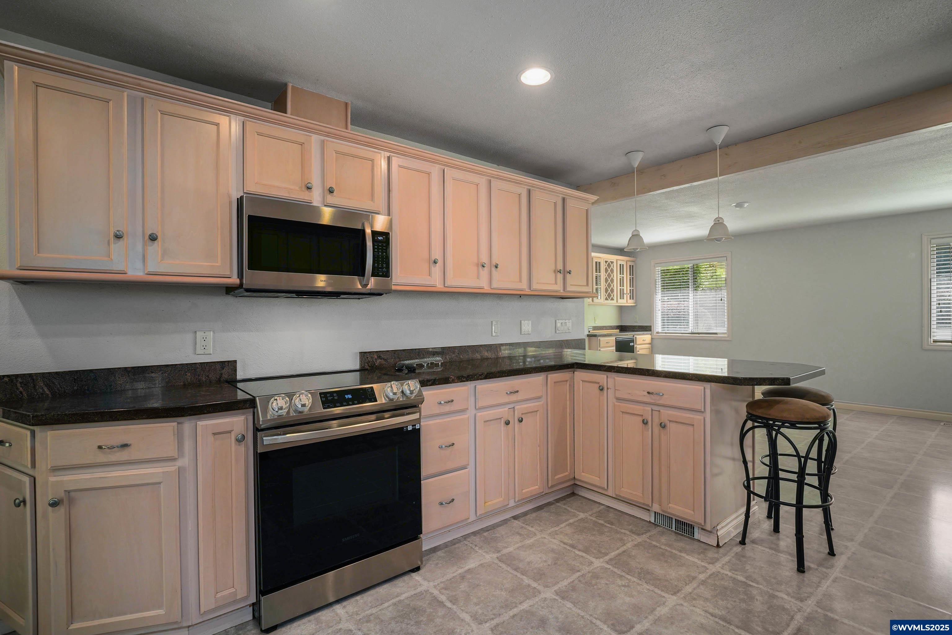 Salem, Oregon, 97304, United States, 3 Bedrooms Bedrooms, ,3 BathroomsBathrooms,Residential,For Sale,1826833