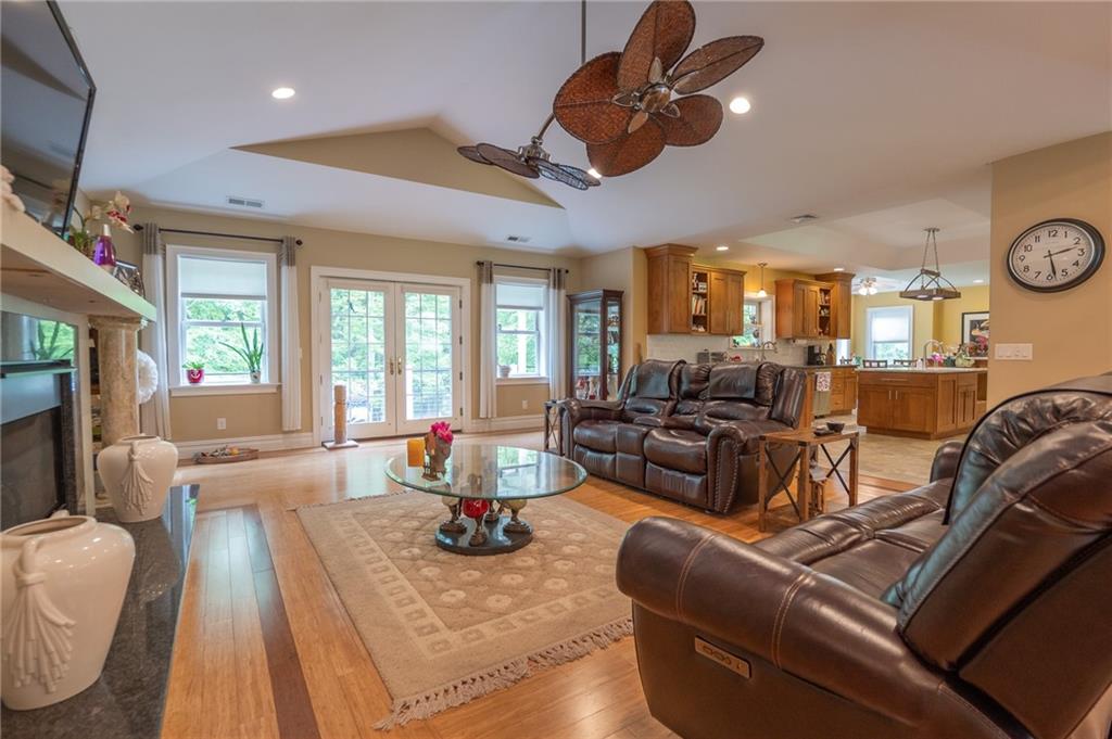 Cranston, Rhode Island, 02921, United States, 3 Bedrooms Bedrooms, ,3 BathroomsBathrooms,Residential,For Sale,1978499