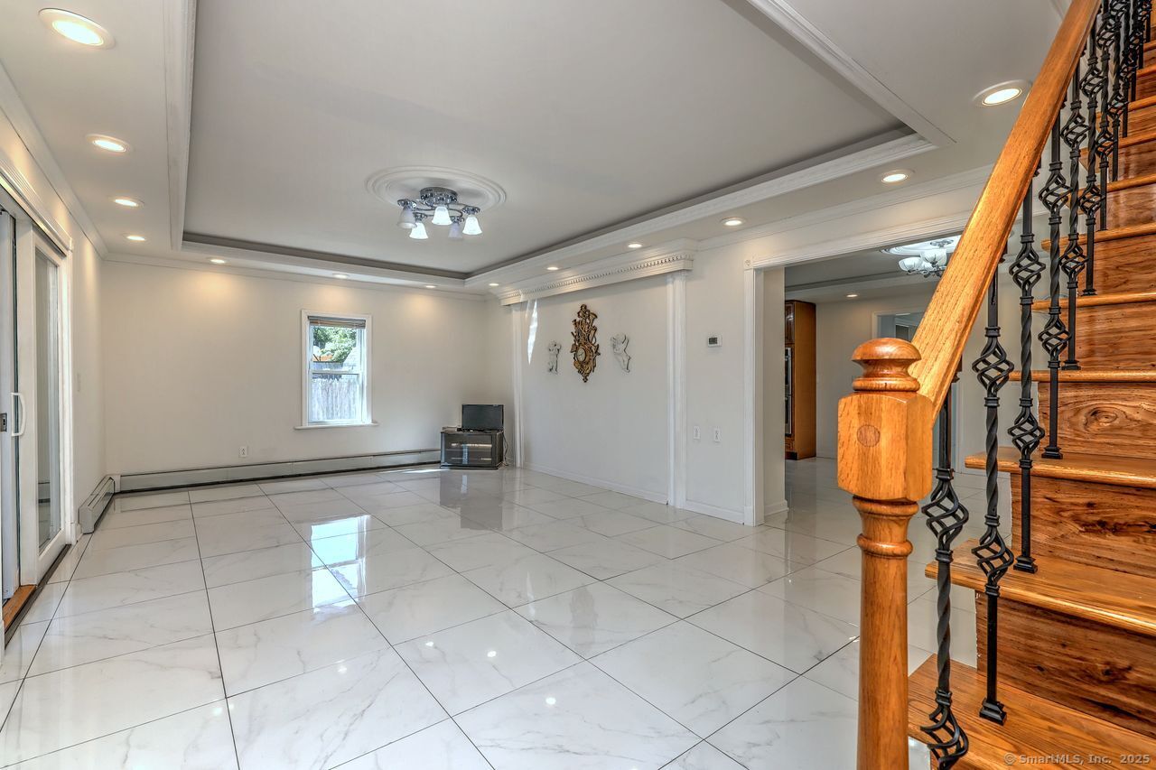 Milford, Connecticut, 06461, United States, 5 Bedrooms Bedrooms, ,2 BathroomsBathrooms,Residential,For Sale,1949907