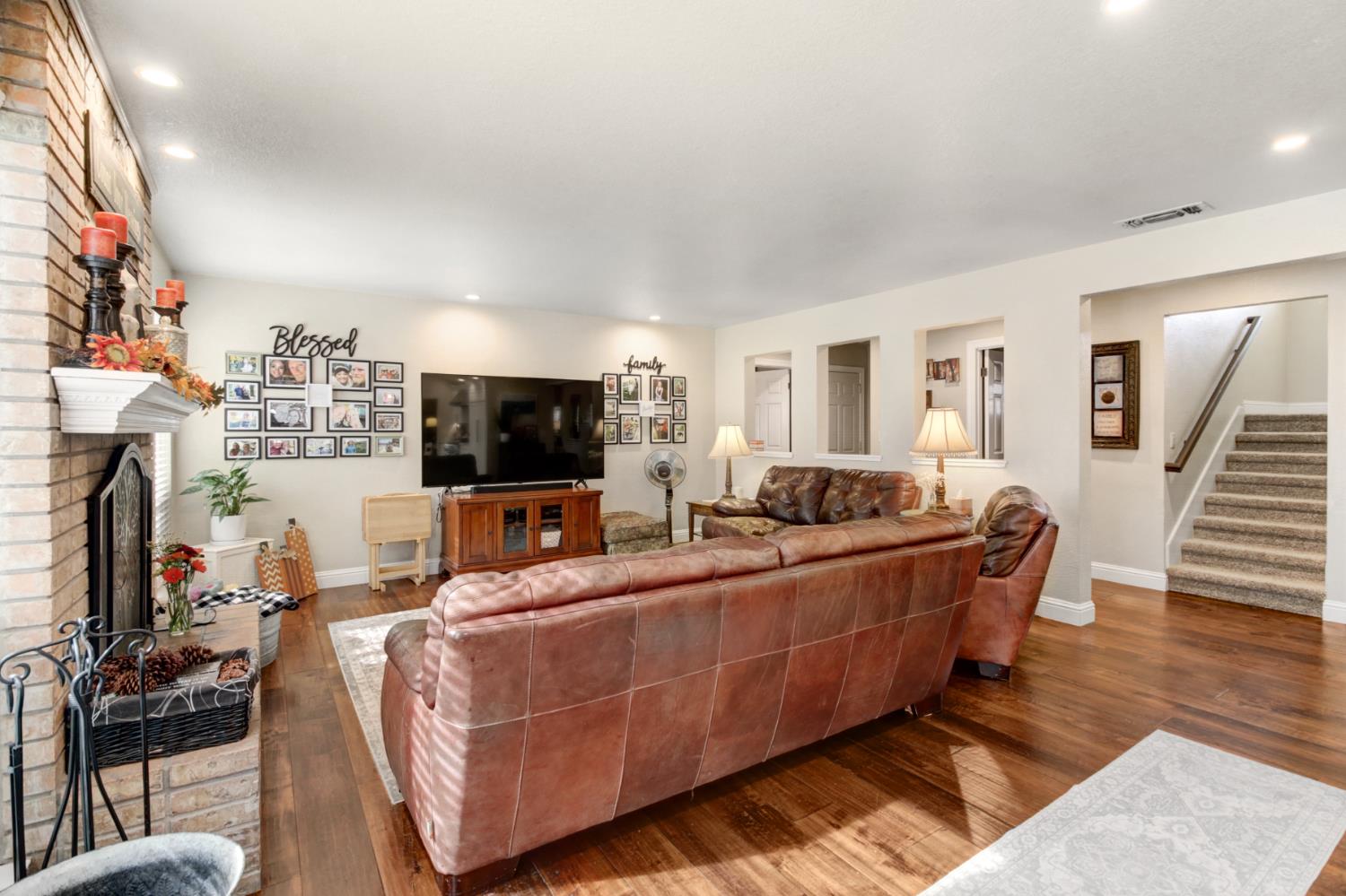 Elk Grove, California, 95624, United States, 4 Bedrooms Bedrooms, ,4 BathroomsBathrooms,Residential,For Sale,1987629