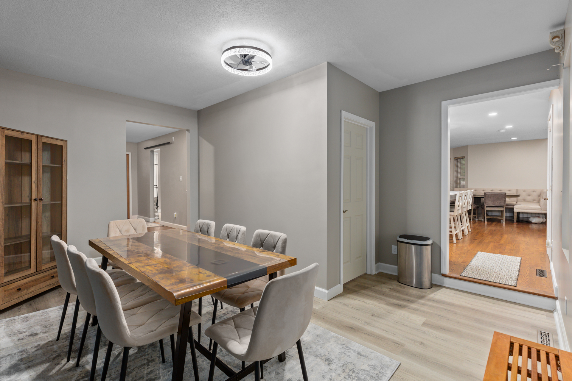 Litchfield, Illinois, 62056, United States, 5 Bedrooms Bedrooms, ,4 BathroomsBathrooms,Residential,For Sale,1979153