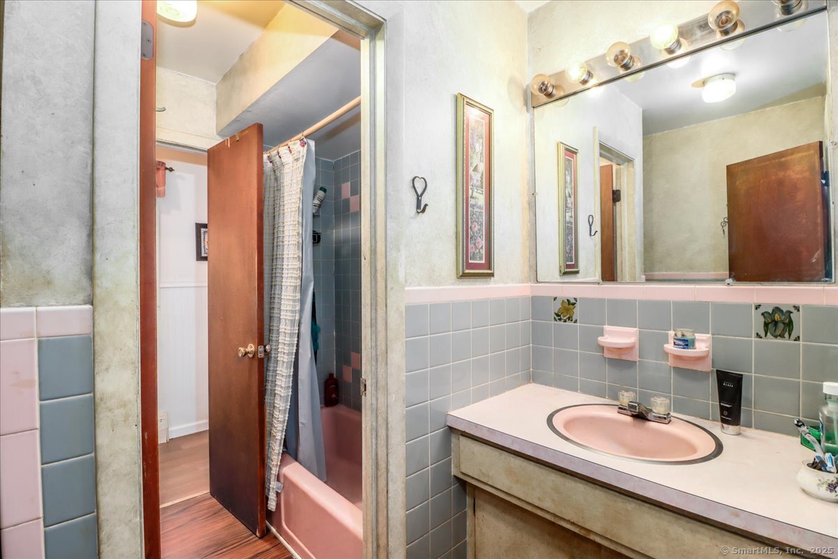 Brookfield, Connecticut, 06804, United States, 3 Bedrooms Bedrooms, ,3 BathroomsBathrooms,Residential,For Sale,1948601