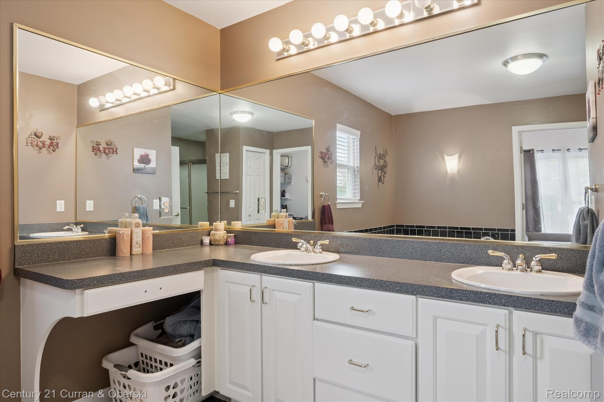 Commerce Charter Township, Michigan, 48382, United States, 4 Bedrooms Bedrooms, ,4 BathroomsBathrooms,Residential,For Sale,1916124