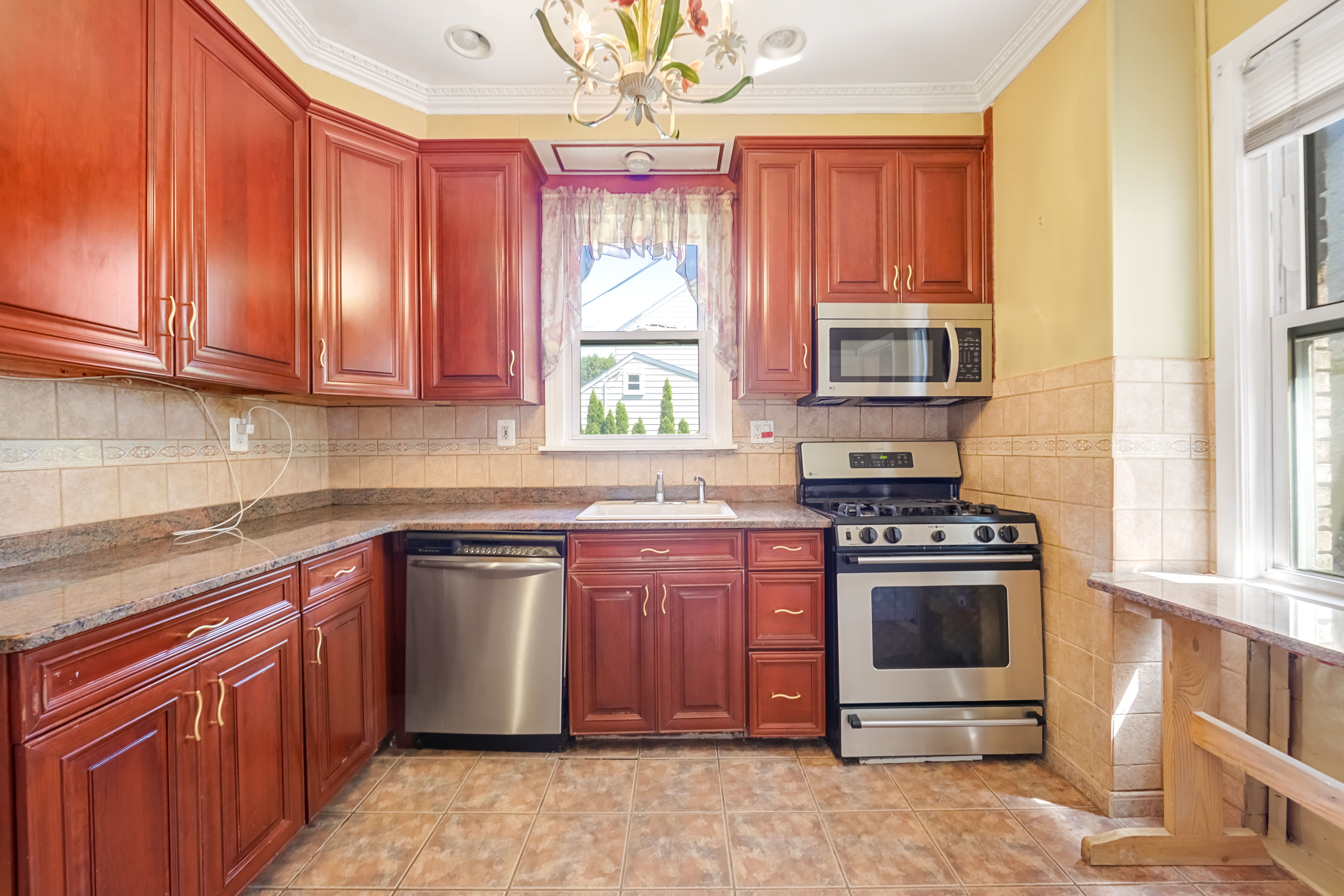 Cliffside Park, New Jersey, 07010, United States, 3 Bedrooms Bedrooms, ,3 BathroomsBathrooms,Residential,For Sale,1980135