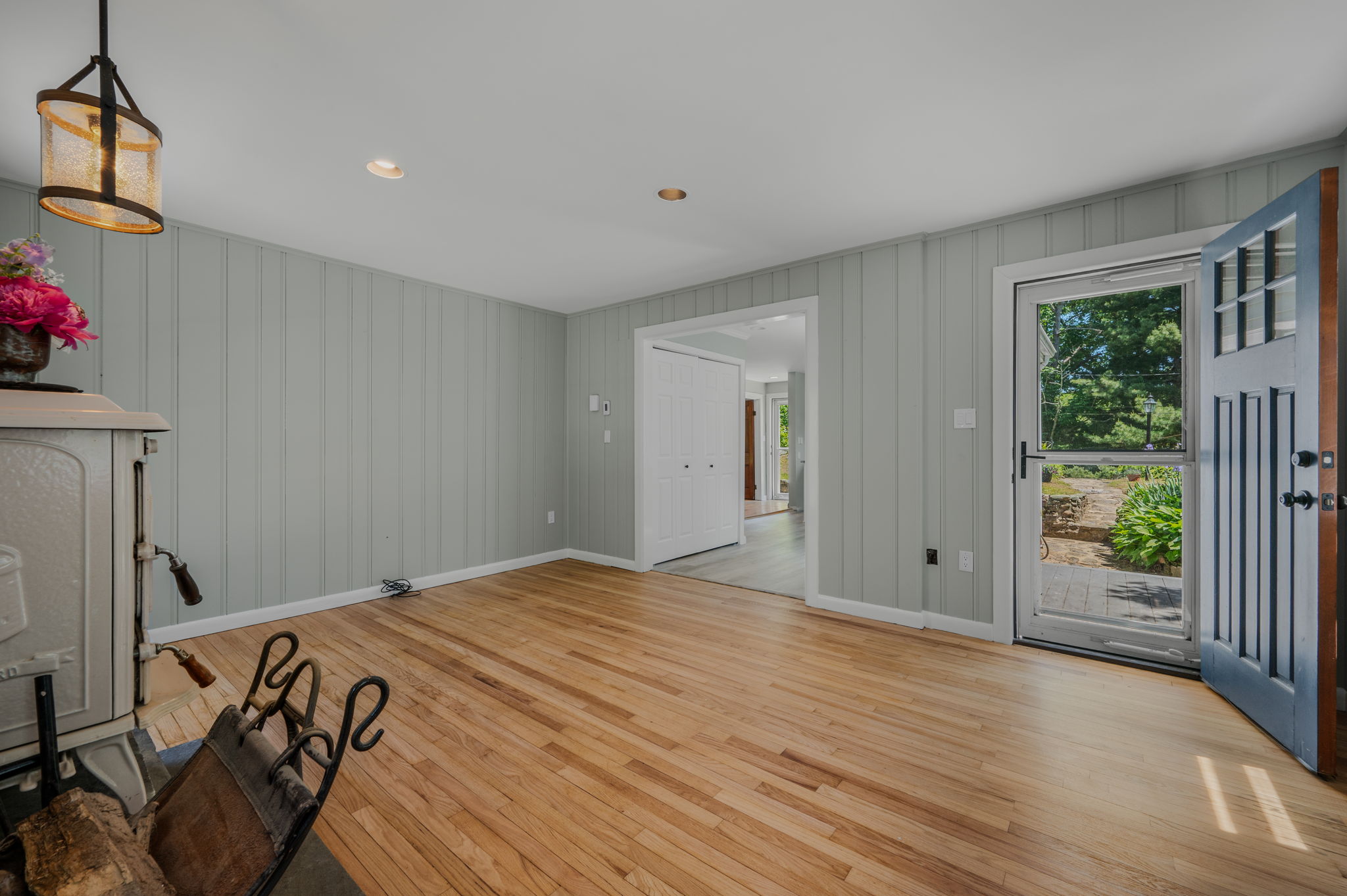 Find privacy and charm in this beautifully updated Waterford home. - 物件實景