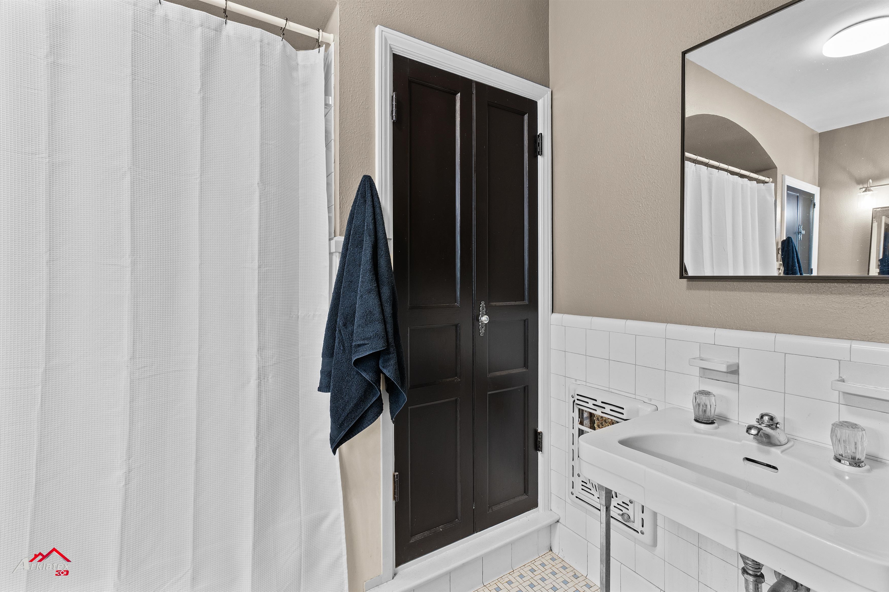 Henderson, Texas, 75654, United States, 3 Bedrooms Bedrooms, ,5 BathroomsBathrooms,Residential,For Sale,1930461