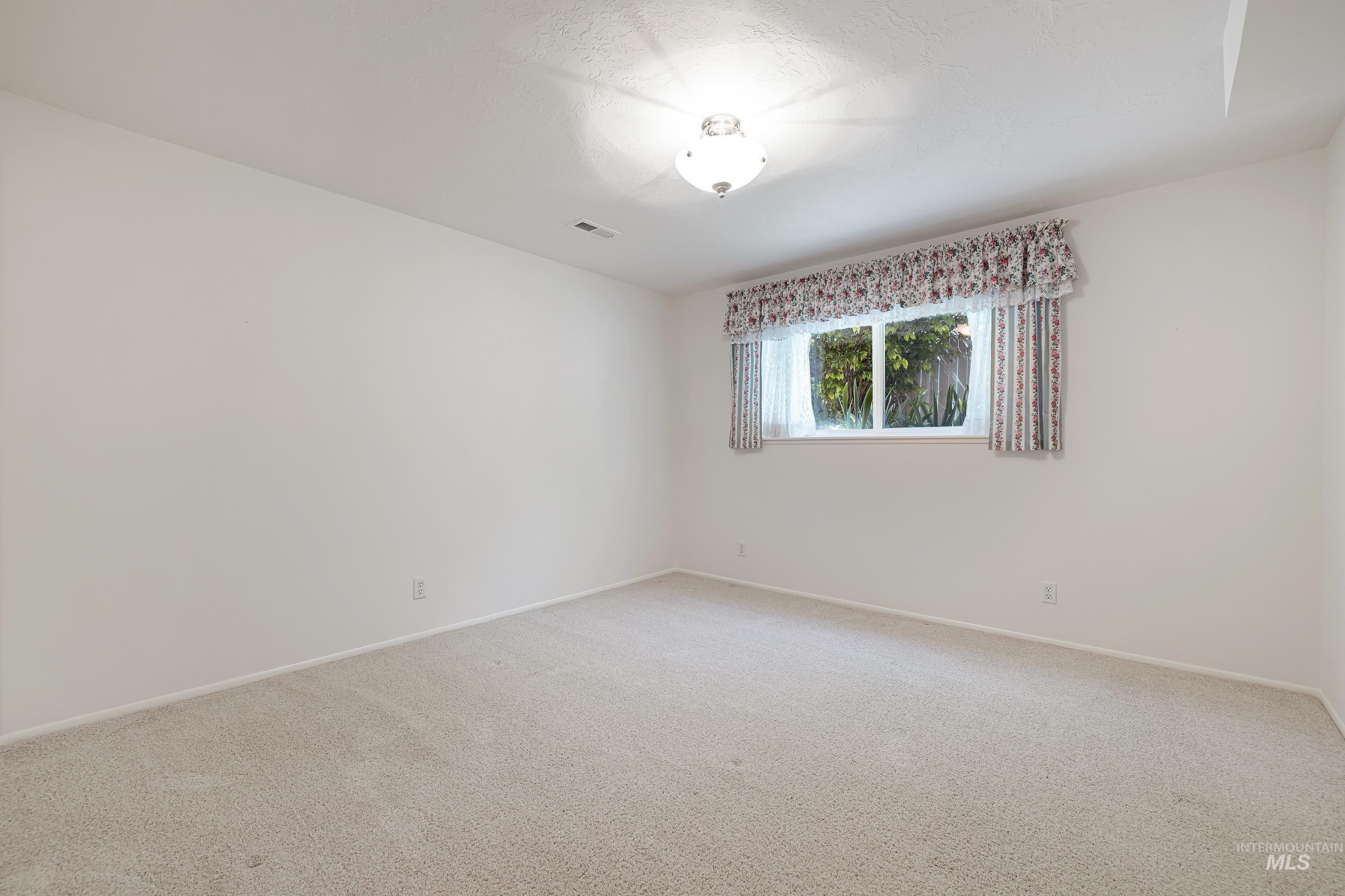 4101 Kingswood, Boise, Idaho, 83704-3340, United States, 4 Bedrooms Bedrooms, ,3 BathroomsBathrooms,Residential,For Sale,4101 Kingswood,1437172