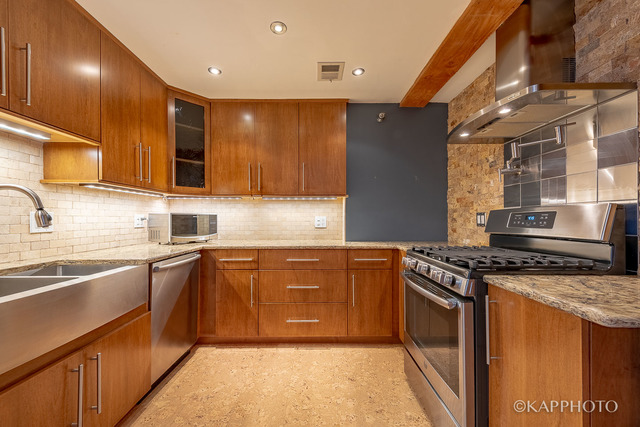 Chicago, Illinois, 60616, United States, 3 Bedrooms Bedrooms, ,2 BathroomsBathrooms,Residential,For Sale,1881294