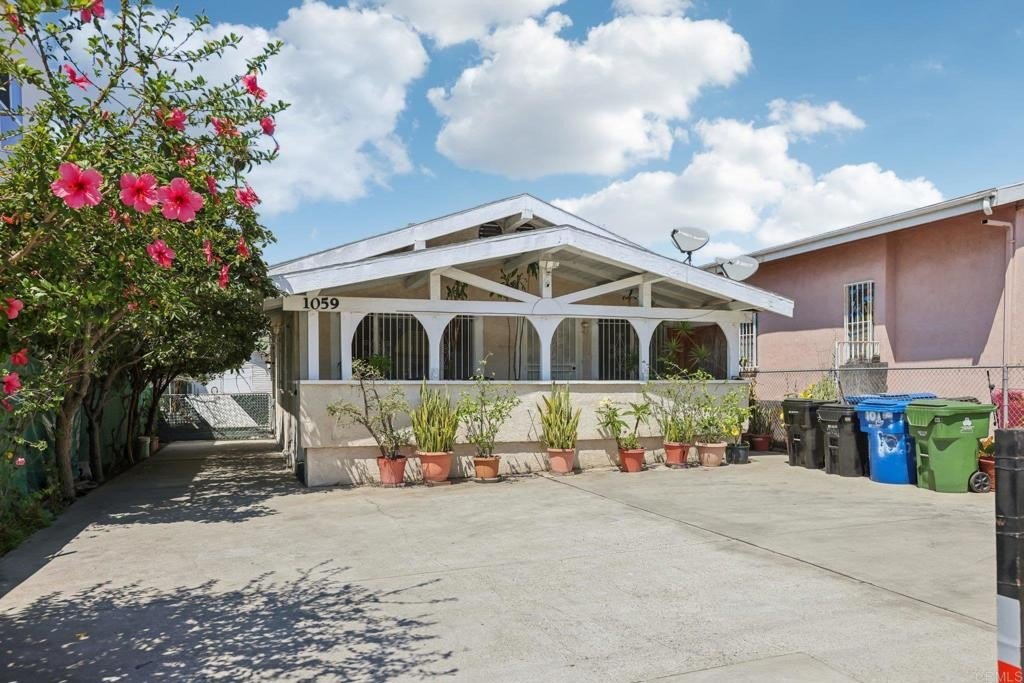 Los Angeles, California, 90038, United States, 3 Bedrooms Bedrooms, ,2 BathroomsBathrooms,Residential,For Sale,1925256