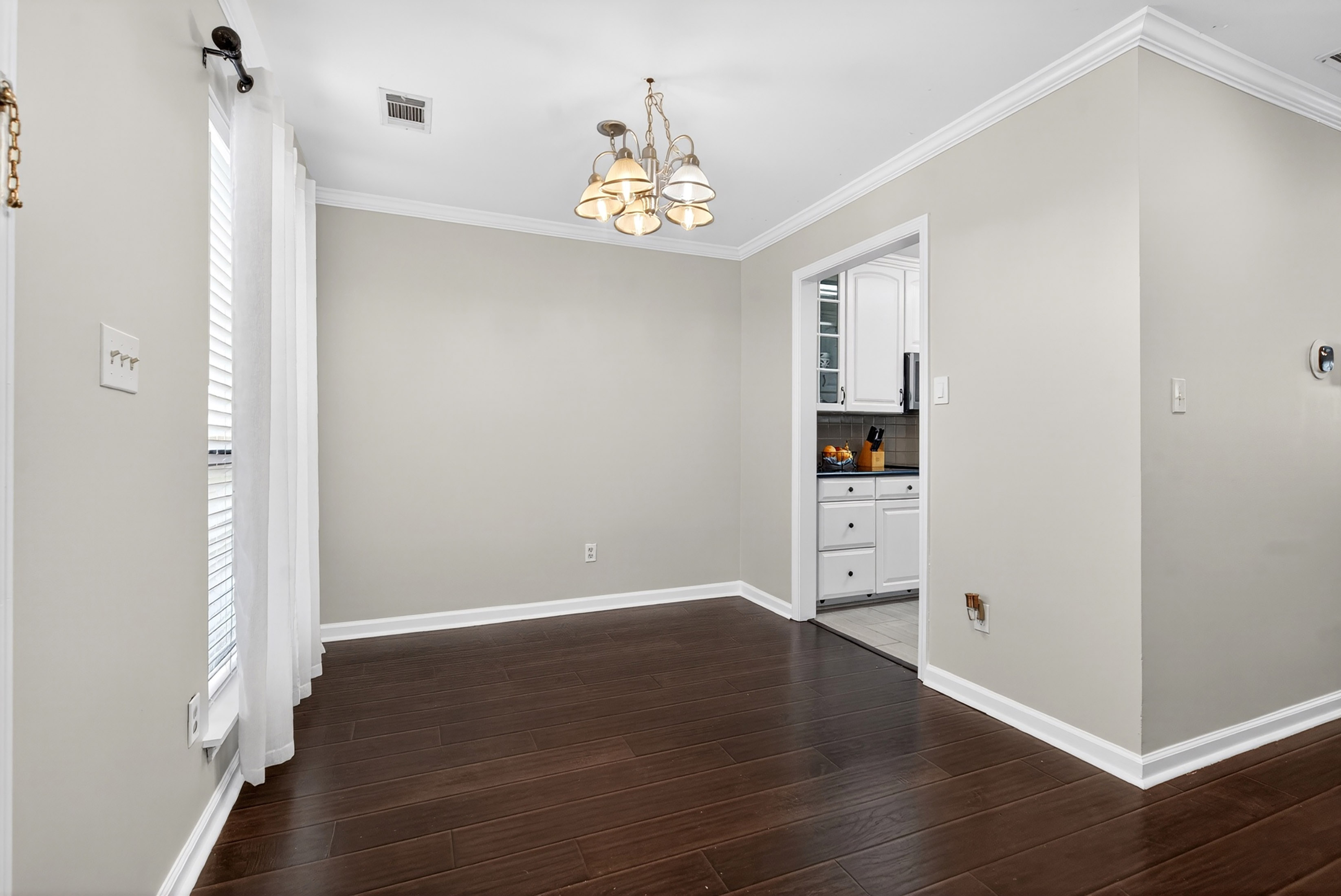  Townhouse-style Condo Offers Solid Value and Strong Upside Potential - 物件實景