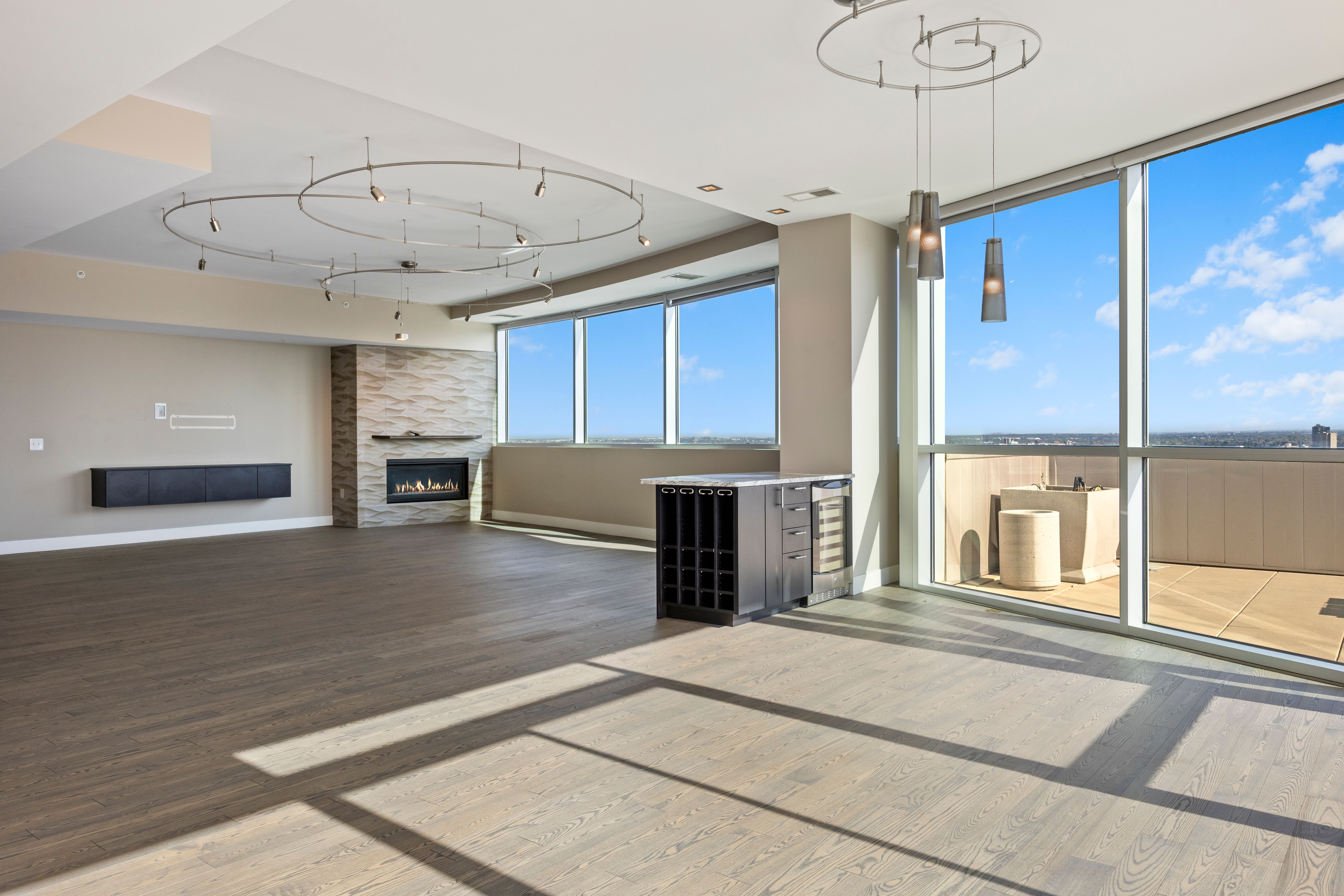  Over 1000 Feet of Private Terrace Throughout This Penthouse - 物件實景