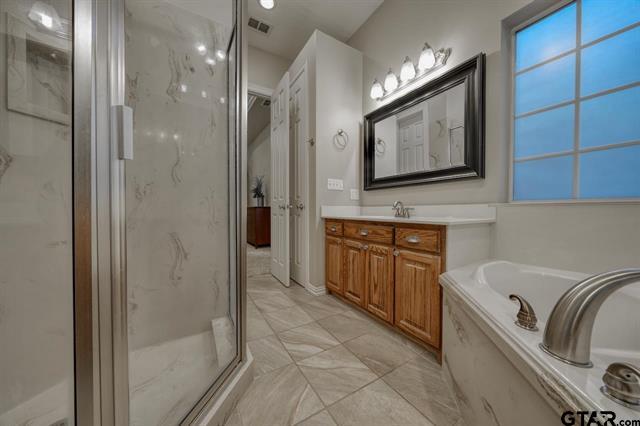 Lindale, Texas, 75771, United States, 4 Bedrooms Bedrooms, ,3 BathroomsBathrooms,Residential,For Sale,1983083