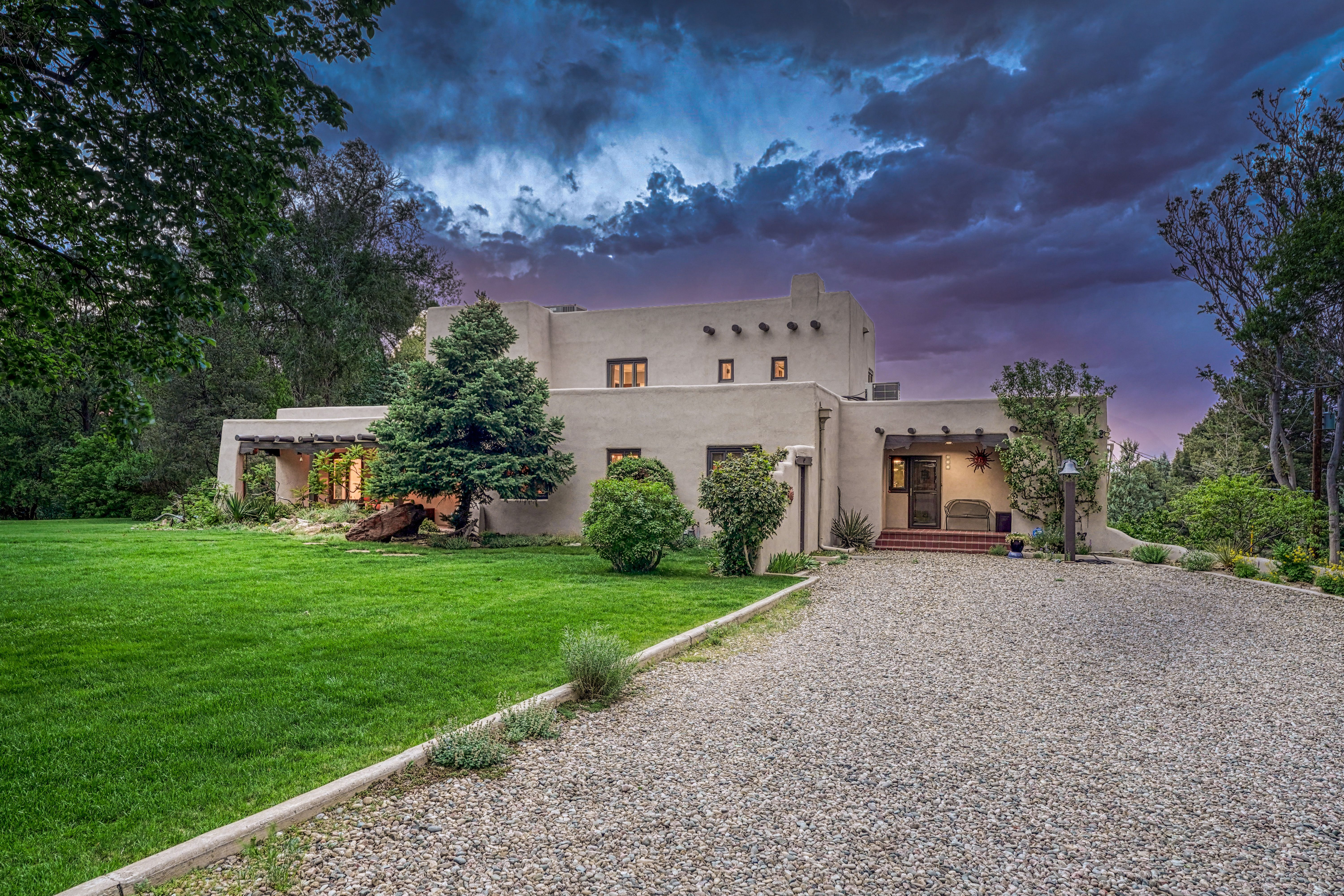  Introducing the Harold Florman House, a Rare and Authentic 1939 Pueblo Revival - 物件實景