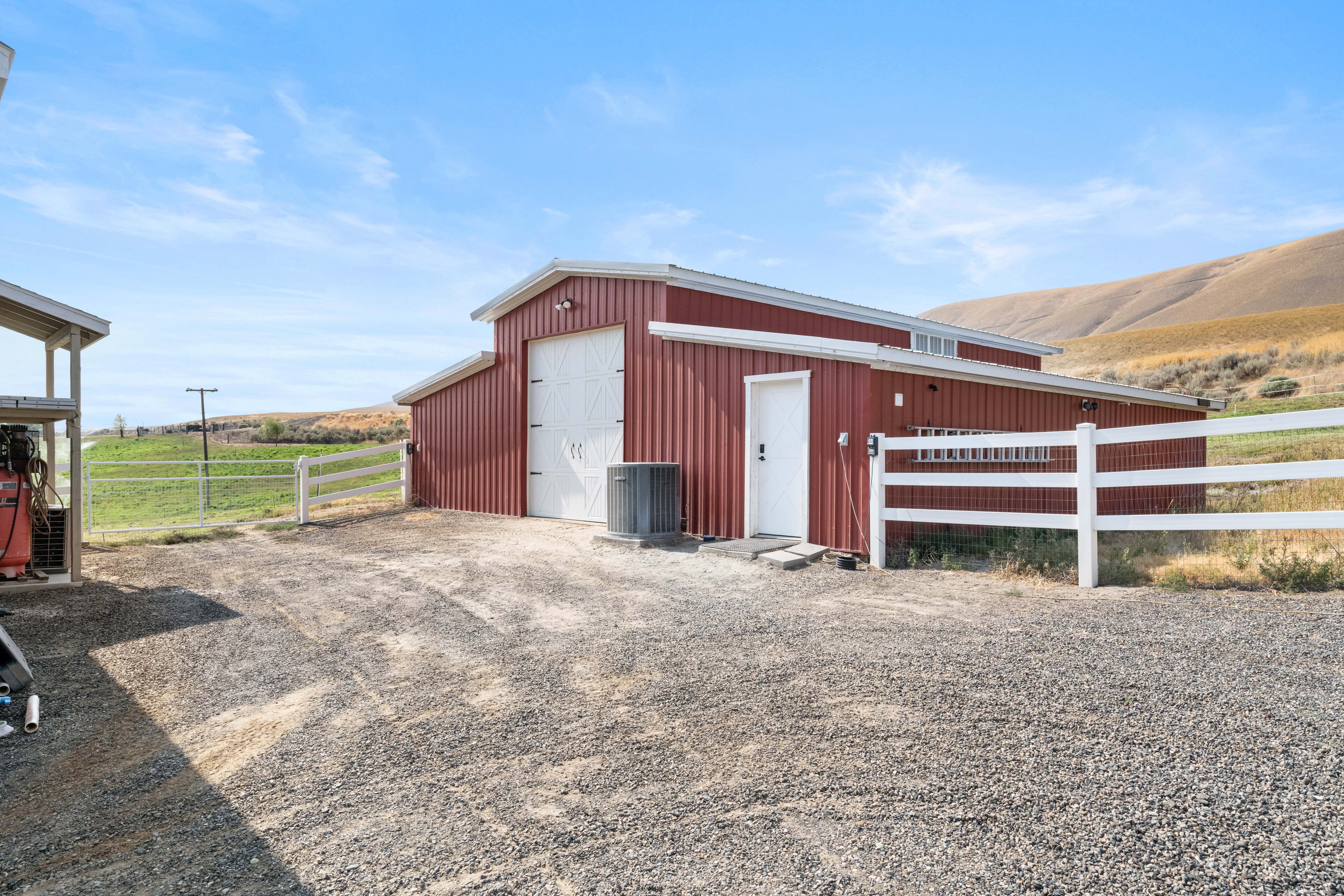  5.4 Acres, Barn, Shop, Pool and Views - 物件實景