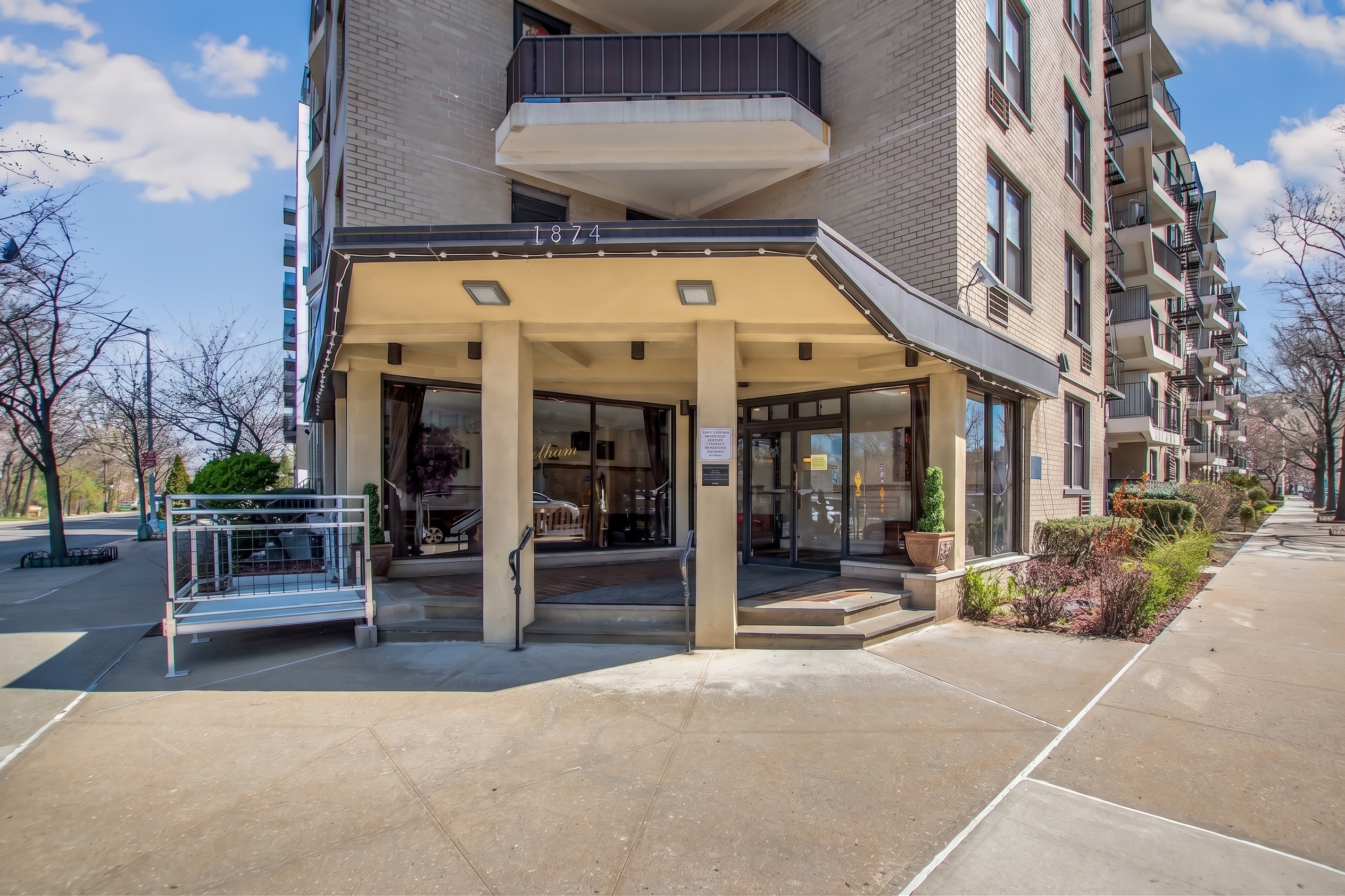  1874 Pelham Parkway S - 物件實景