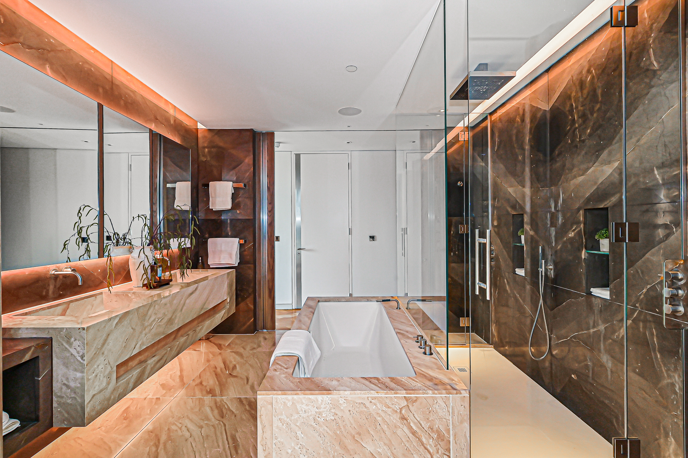  A full-floor penthouse with wraparound terraces and far-reaching views across Fi - 物件實景