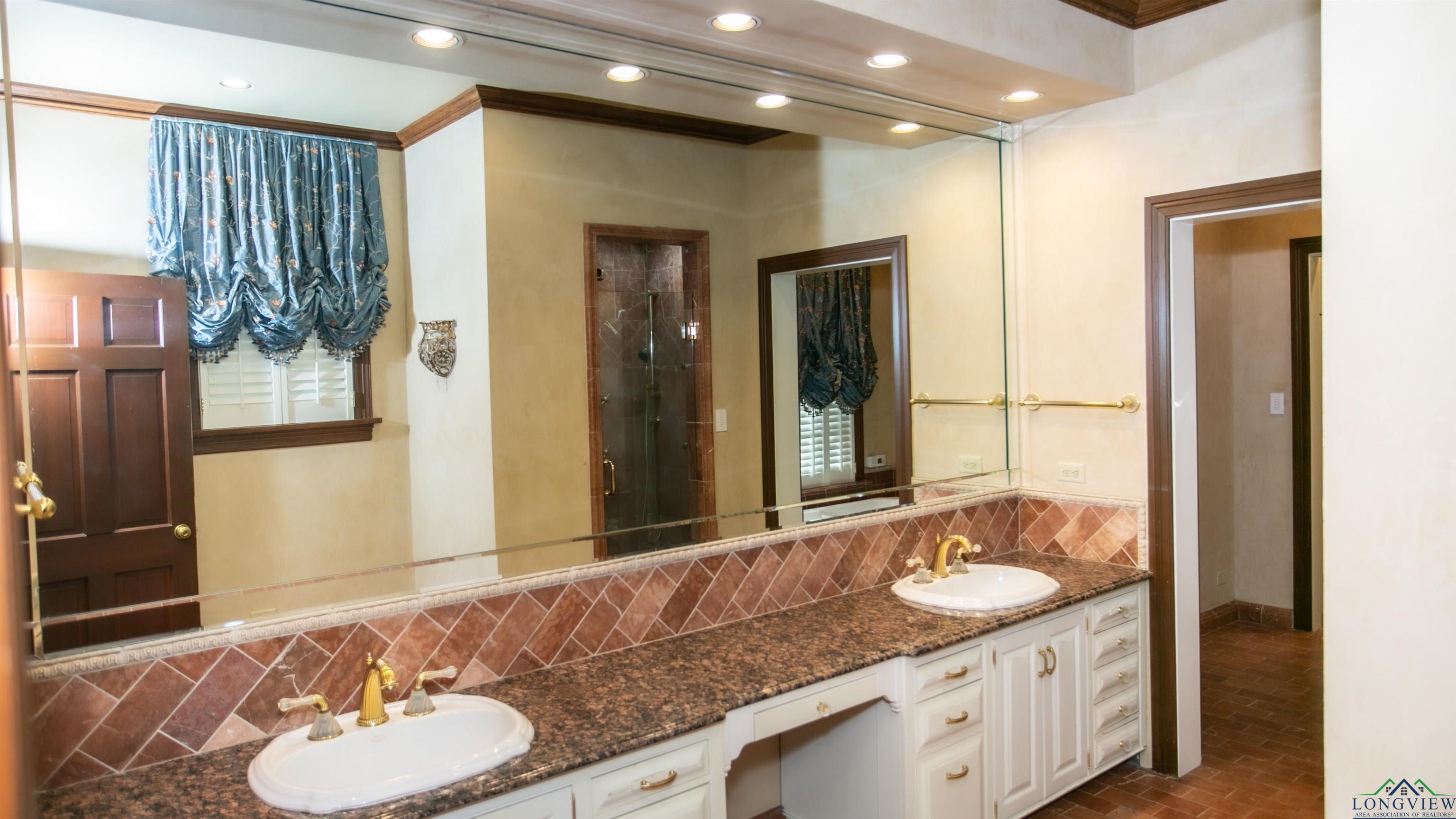 Marshall, Texas, 75670, United States, 5 Bedrooms Bedrooms, ,5 BathroomsBathrooms,Residential,For Sale,1943328