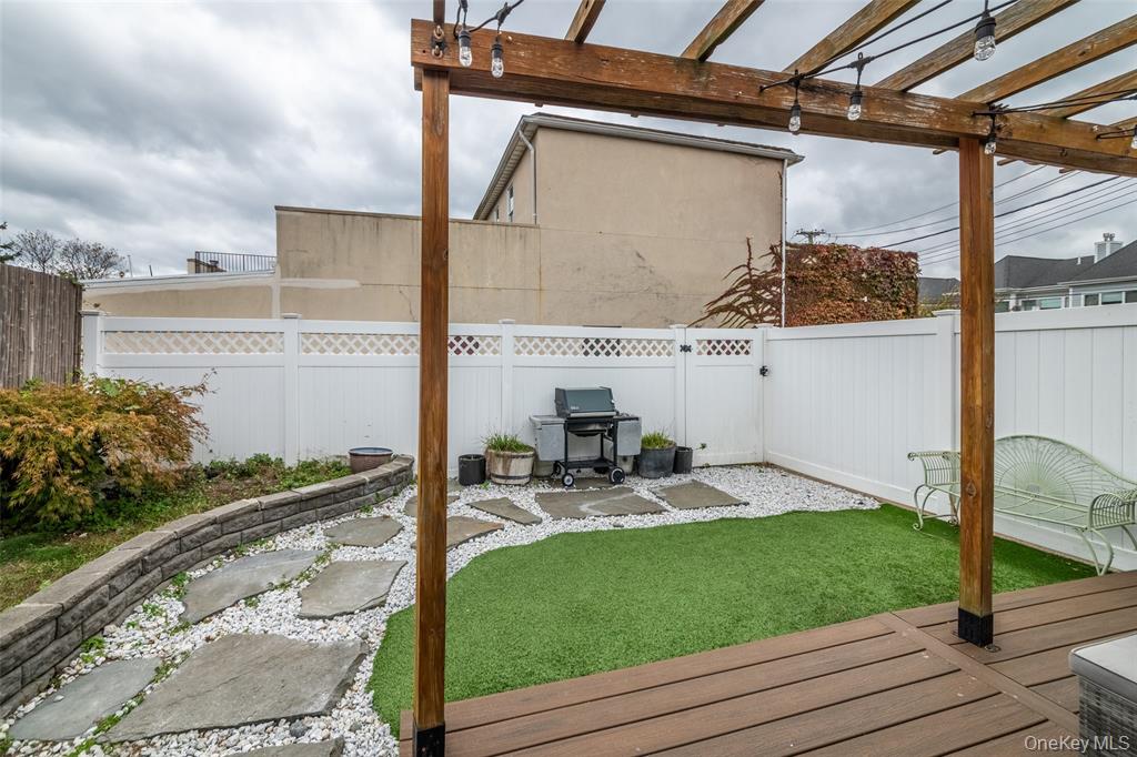 Bronx, New York, 10464, United States, 2 Bedrooms Bedrooms, ,1 BathroomBathrooms,Residential,For Sale,1975027