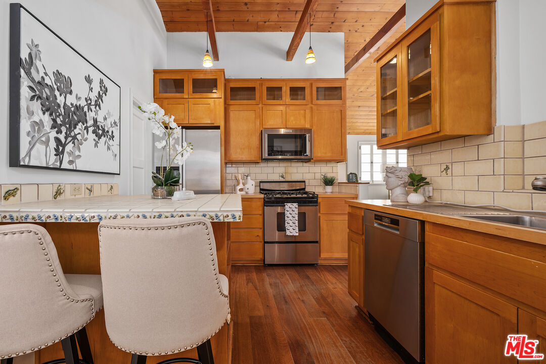 Los Angeles, California, 90077, United States, 2 Bedrooms Bedrooms, ,1 BathroomBathrooms,Residential,For Sale,1938648