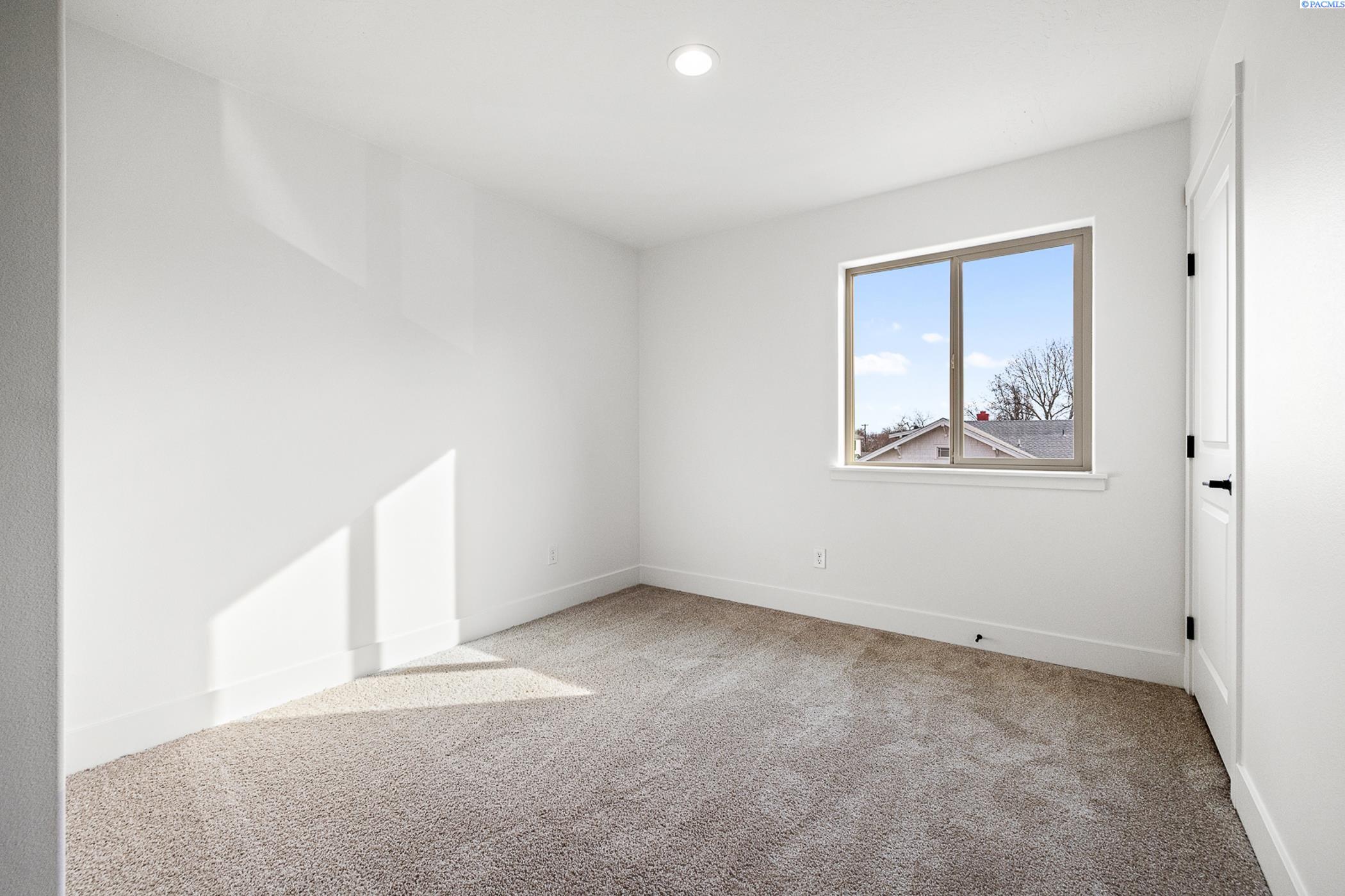 Kennewick, Washington, 99337, United States, 7 Bedrooms Bedrooms, ,Residential,For Sale,1794689