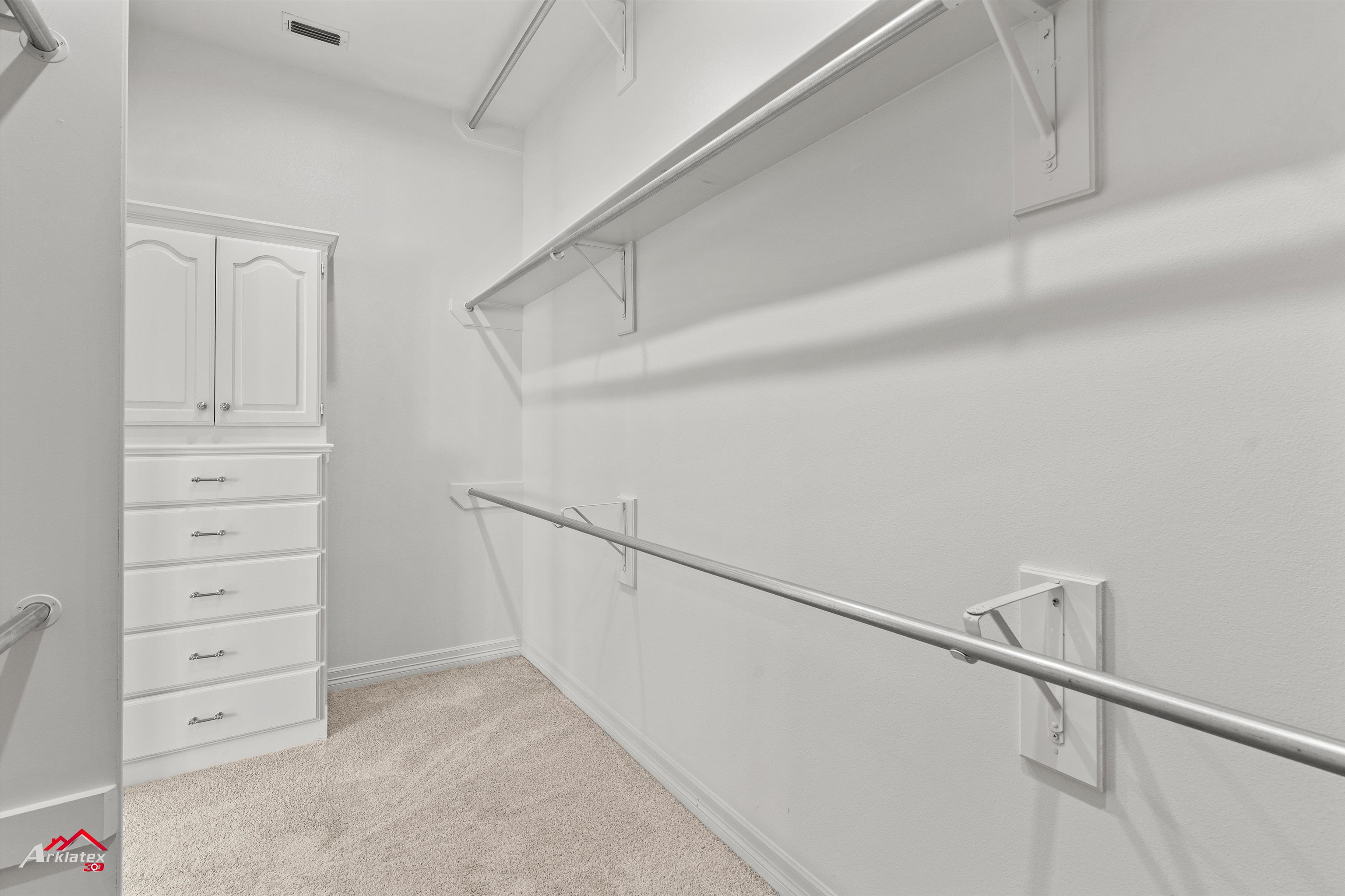 Henderson, Texas, 75703, United States, 5 Bedrooms Bedrooms, ,4 BathroomsBathrooms,Residential,For Sale,1934371