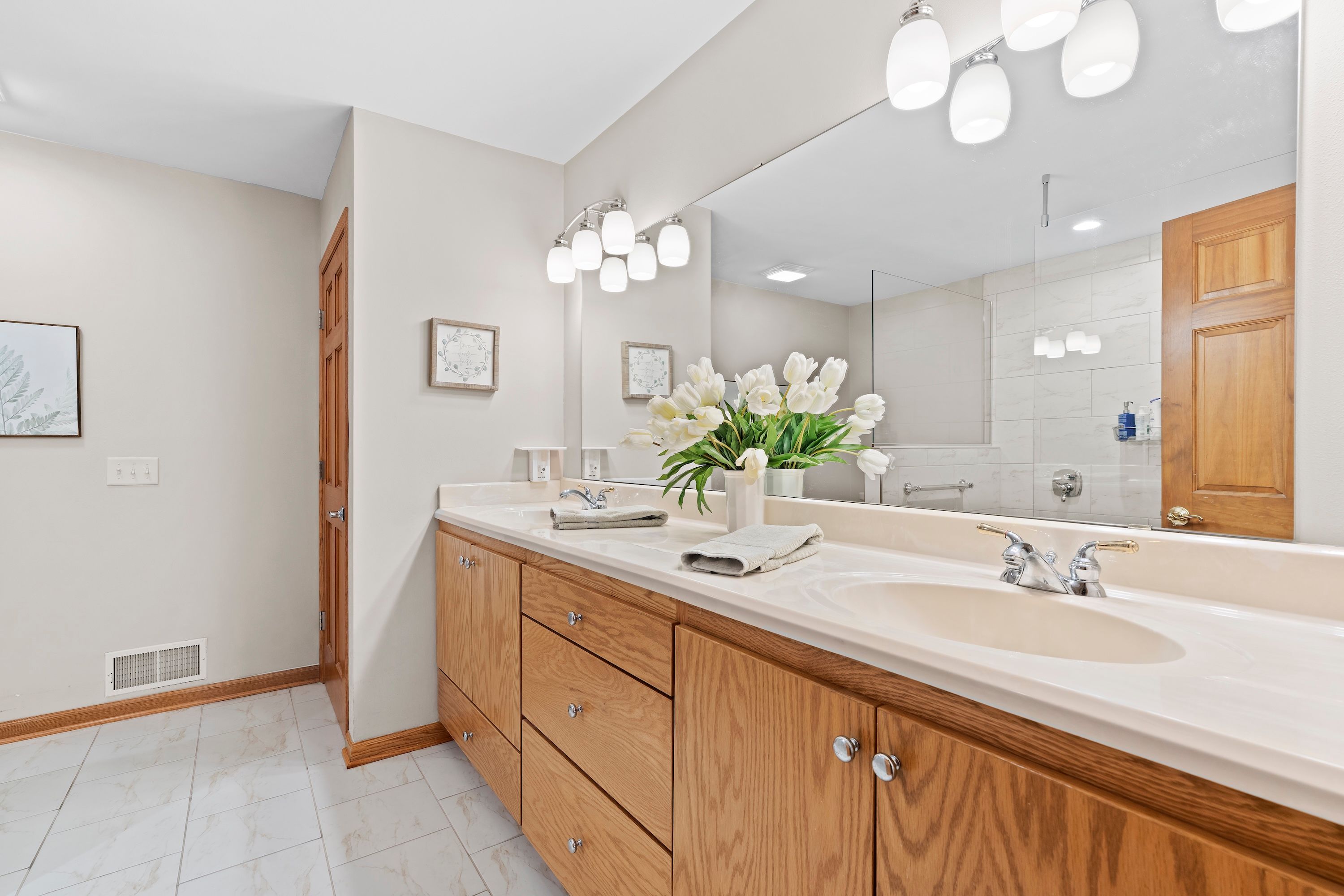  Spacious Side-by-Side Condo in Brookfield - 物件實景