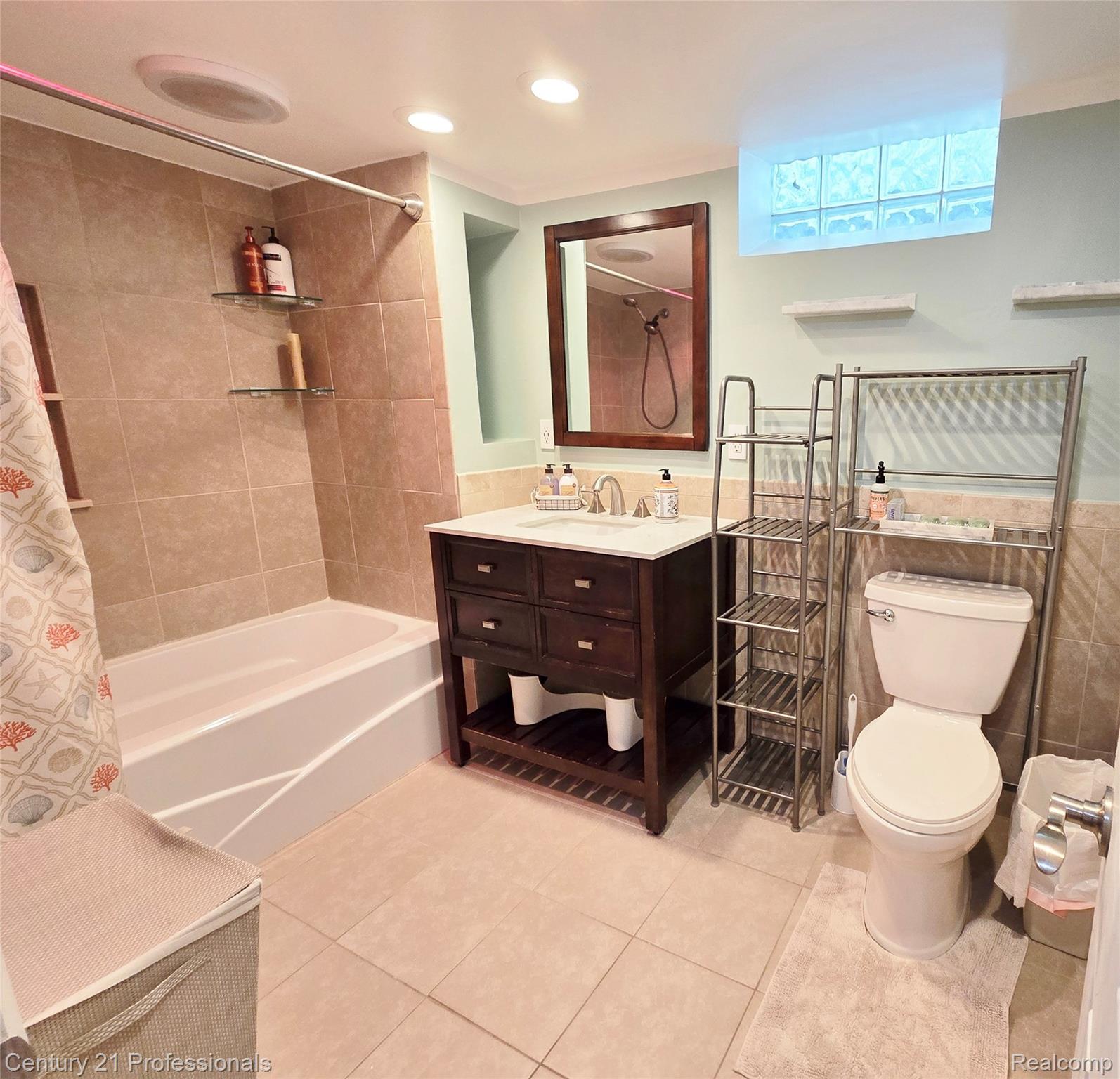 RochesterHills, Michigan, 48309, United States, 3 Bedrooms Bedrooms, ,3 BathroomsBathrooms,Residential,For Sale,1973960