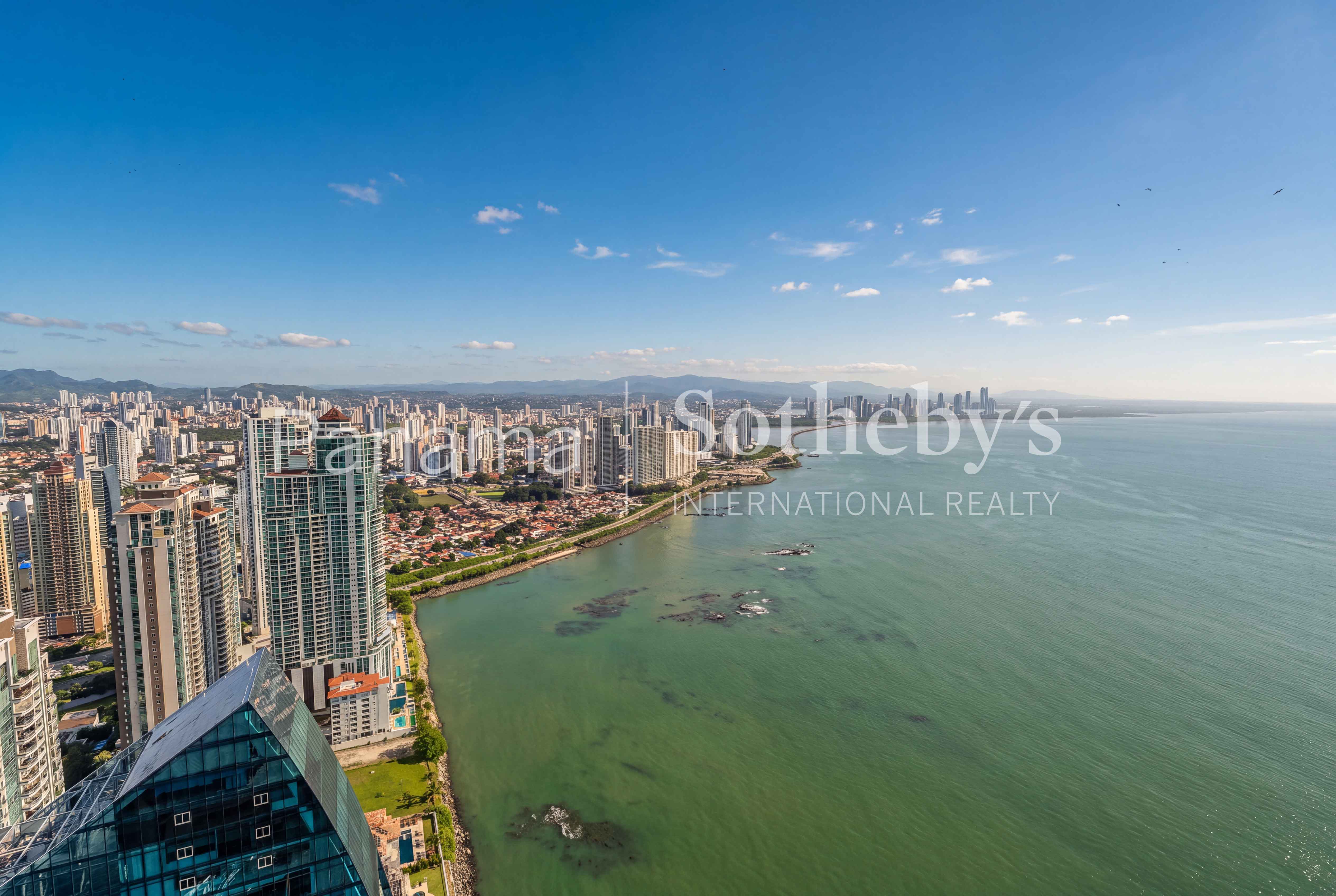  Four-Bedroom 58th-Floor Residence with Panoramic Ocean Views  The Ocean Club - 物件實景