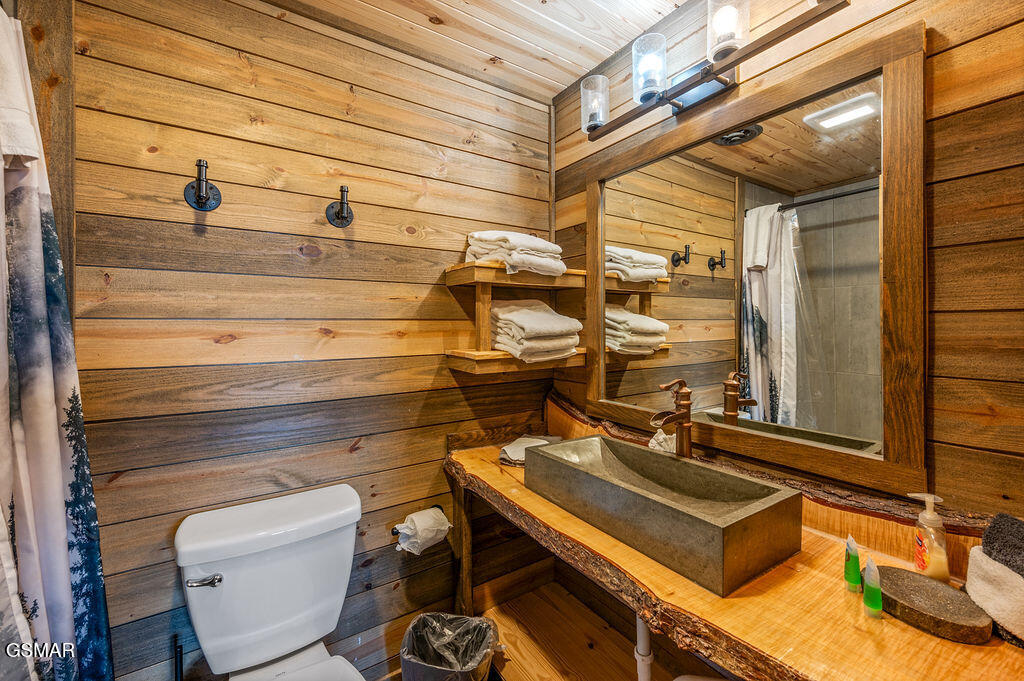 Sevierville, Tennessee, 37876, United States, 4 Bedrooms Bedrooms, ,6 BathroomsBathrooms,Residential,For Sale,2008845