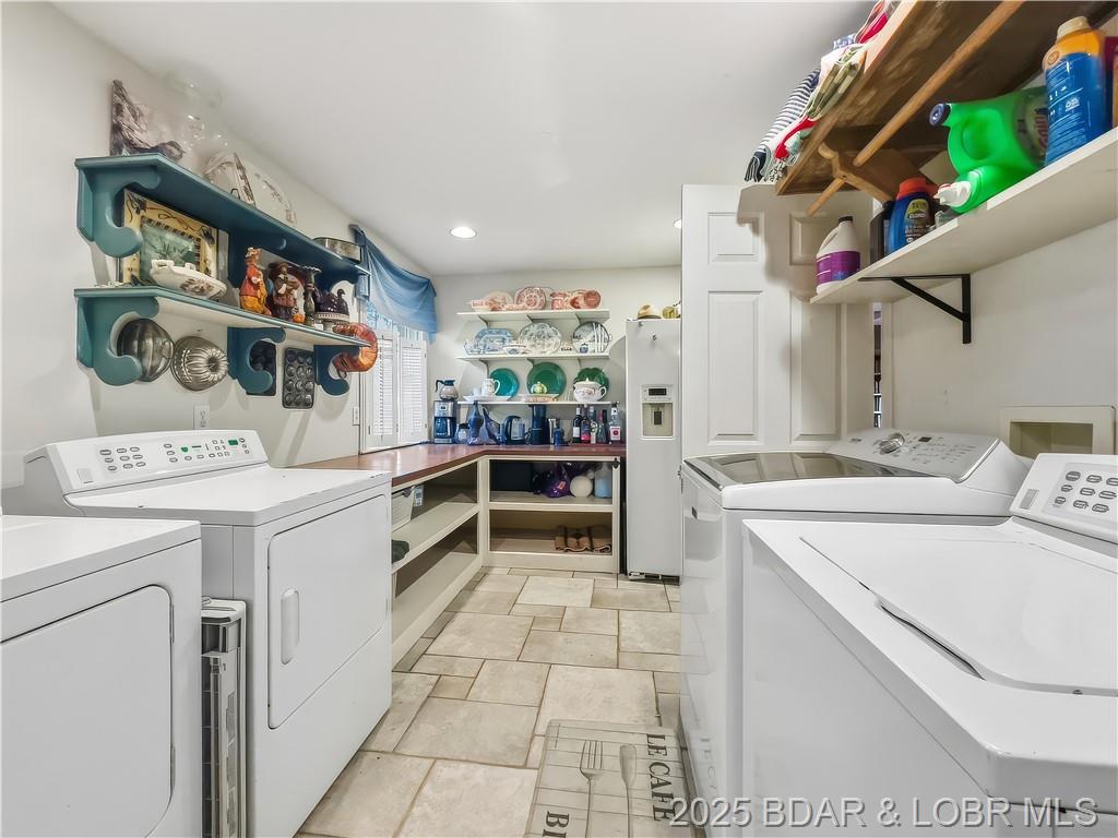 Camdenton, Missouri, 65020, United States, 4 Bedrooms Bedrooms, ,5 BathroomsBathrooms,Residential,For Sale,1989122