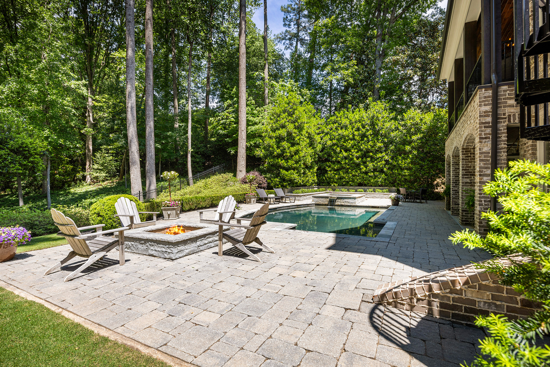  Buckhead Estate Pairs Architectural Presence with Richly Layered Interiors - 物件實景