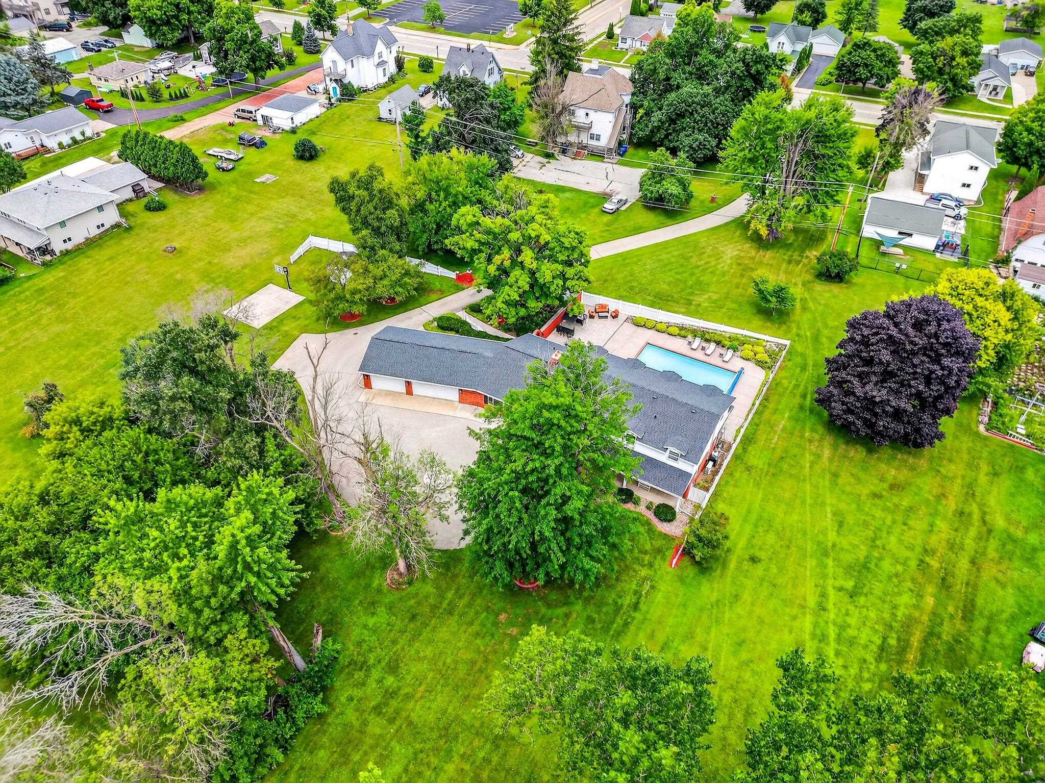 Hortonville, Wisconsin, 54944-9435, United States, 5 Bedrooms Bedrooms, ,4 BathroomsBathrooms,Residential,For Sale,1977478