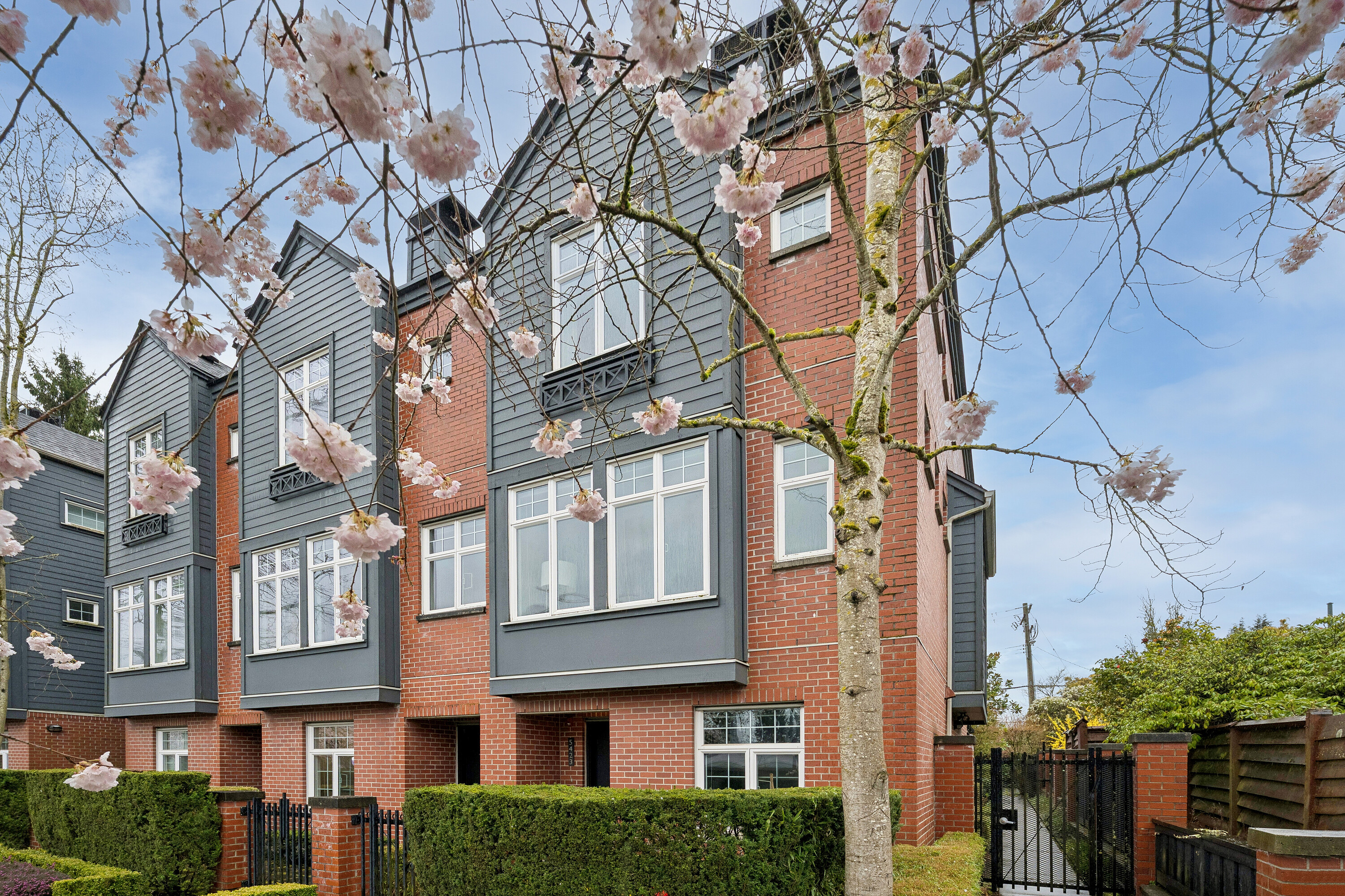  Elevated End-Unit Townhome - 物件實景