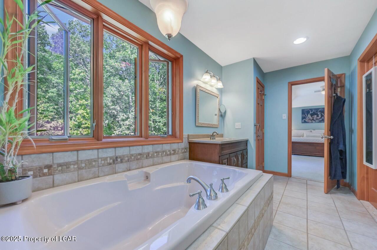 Mountain Top, Pennsylvania, 18707, United States, 4 Bedrooms Bedrooms, ,5 BathroomsBathrooms,Residential,For Sale,1944925