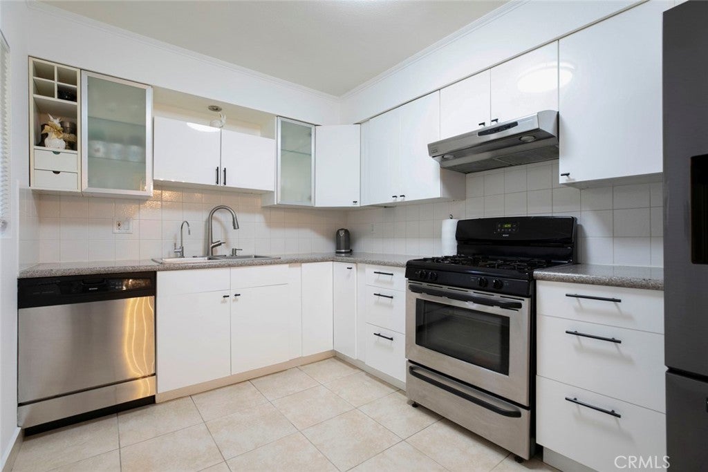 Van Nuys, California, 91411, United States, 2 Bedrooms Bedrooms, ,2 BathroomsBathrooms,Residential,For Sale,1954543