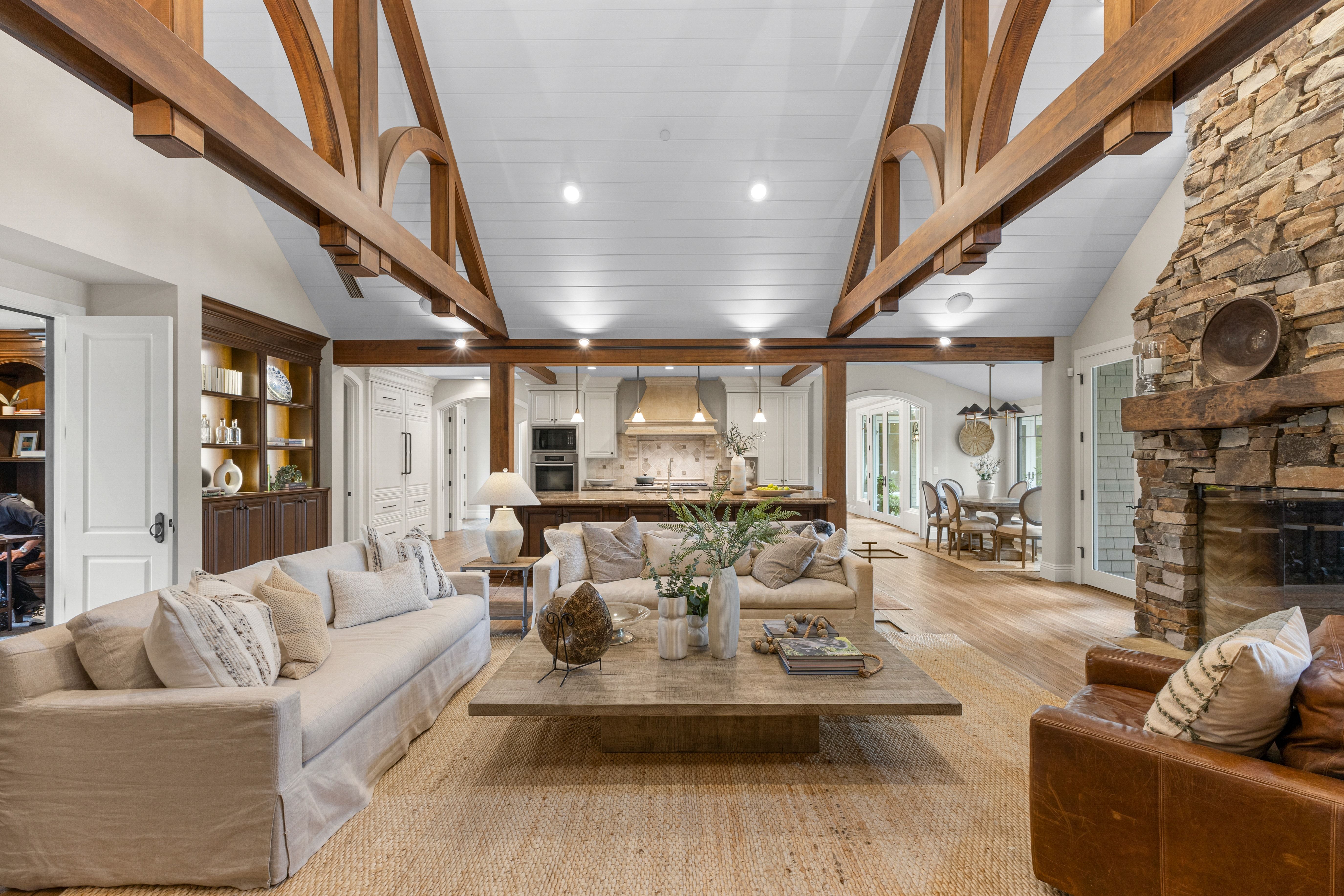  A Private One-Acre Compound Defined by Craftsmanship, Scale and Resort Living - 物件實景