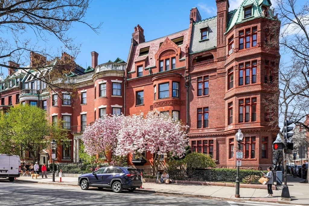 Boston, Massachusetts, 02116, United States, 3 Bedrooms Bedrooms, ,2 BathroomsBathrooms,Residential,For Sale,1810578