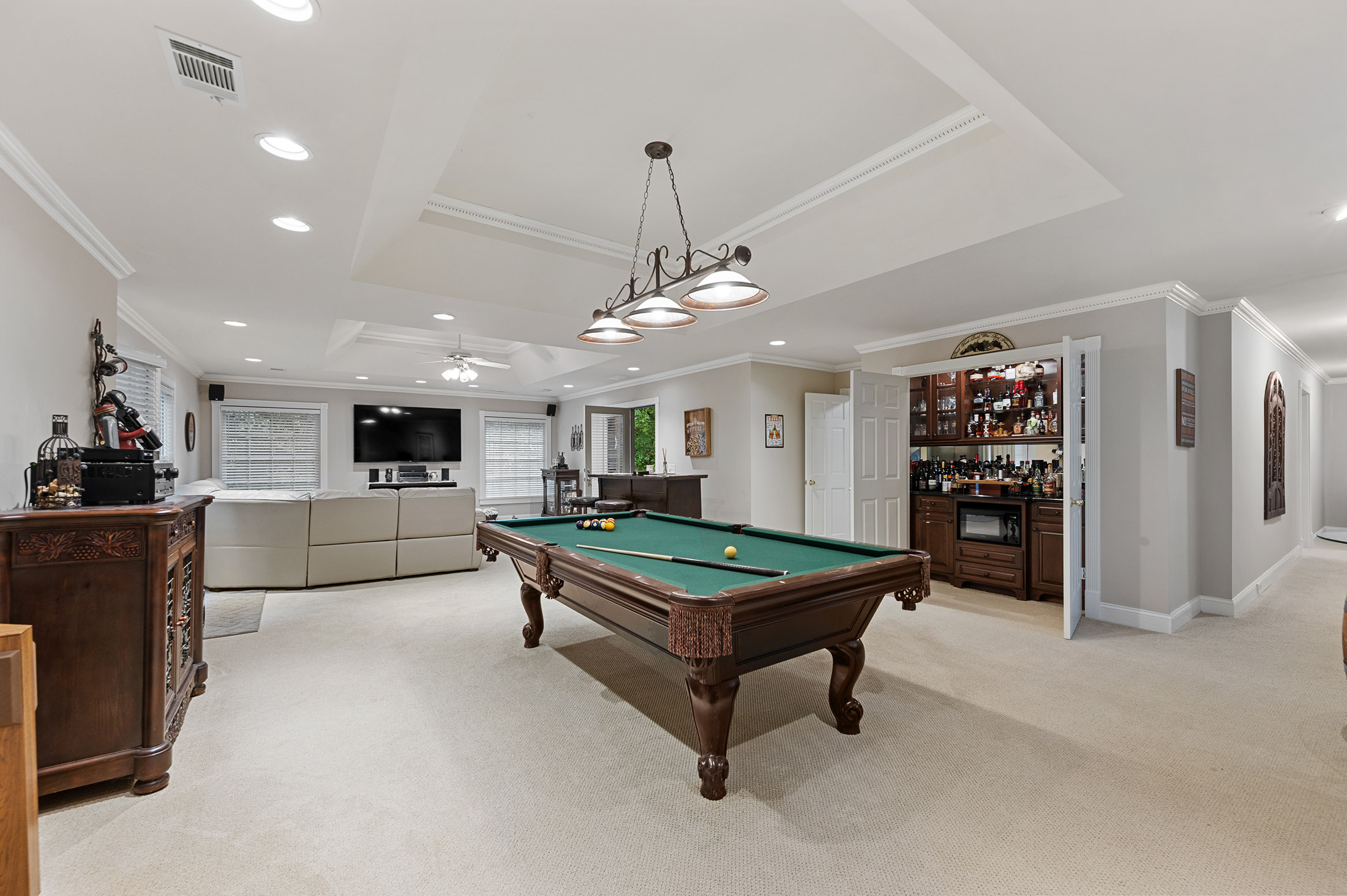 European-inspired Estate Tucked on Nearly Two Acres on Quiet Cul-de-sac - 物件實景